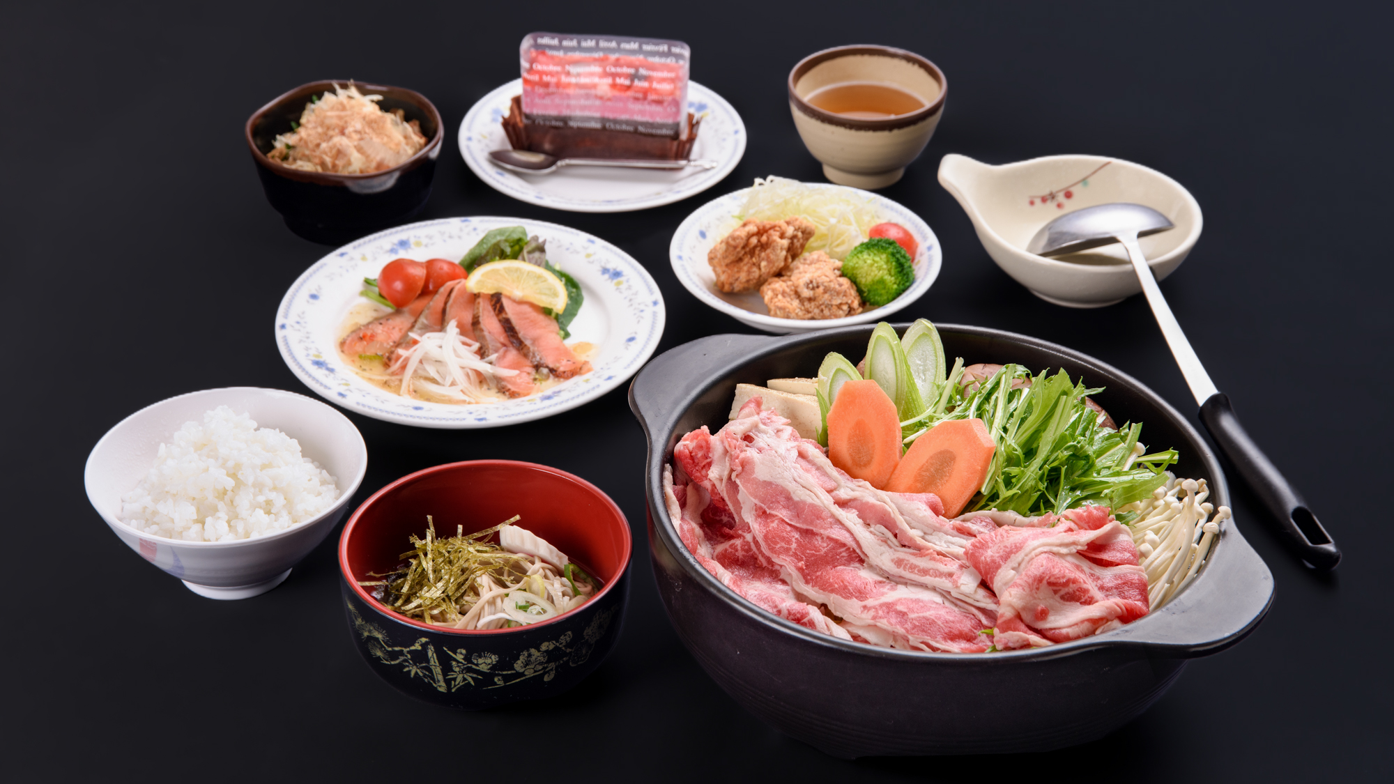 *夕食一例/ 鍋料理をメインに小鉢、椀物などボリュームたっぷりの献立です