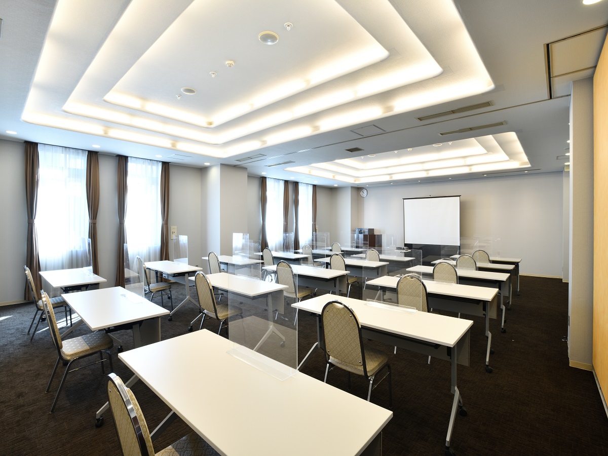 会議室：磐梯AB【100㎡】スクール形式　研修会やセミナーに最適