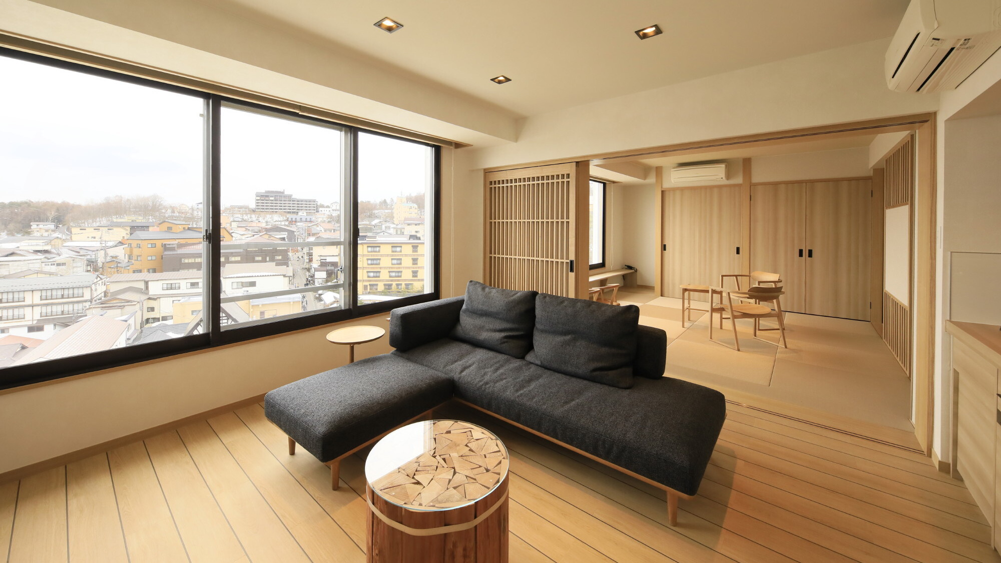 エグゼクティブルーム　湯畑側（インナーテラス風リビングルーム）