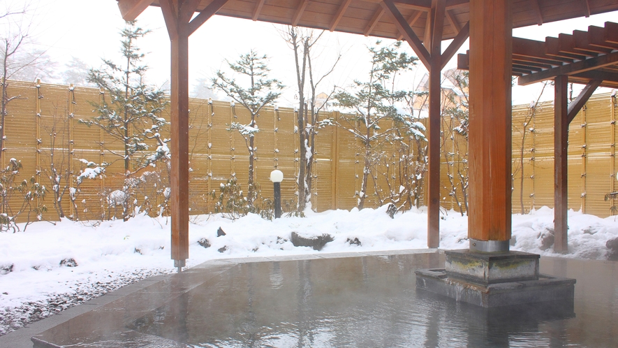 雪が降ると庭園風の露天風呂も雪化粧に♪