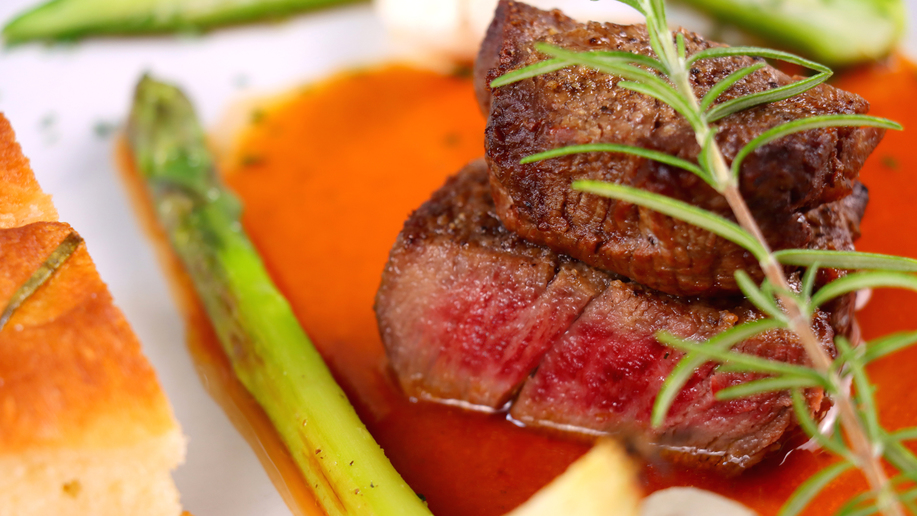 ★スイートルーム★メインは『あか牛のヒレ肉』で贅沢に！妥協なしの料理を堪能する★創作コース料理