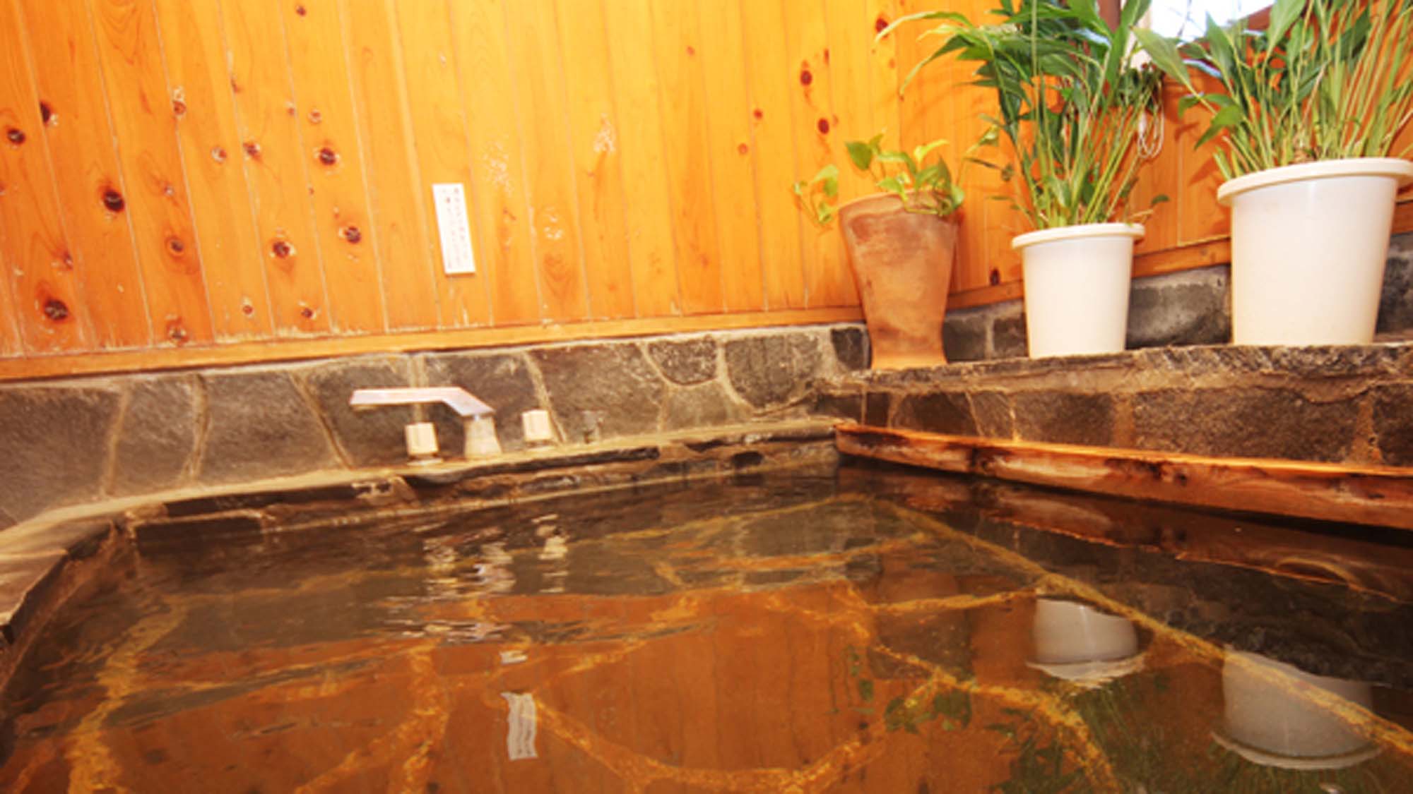 天然の鉄平石で作った温泉でゆったりとお寛ぎ下さい。