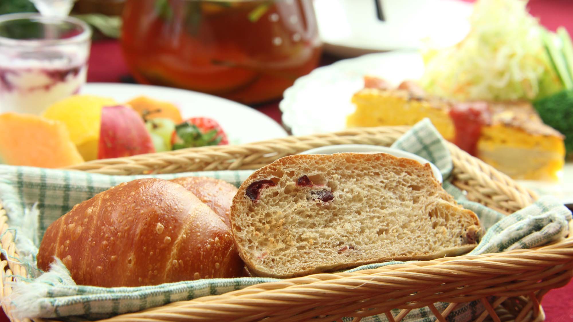 【朝食一例】焼きたてパン