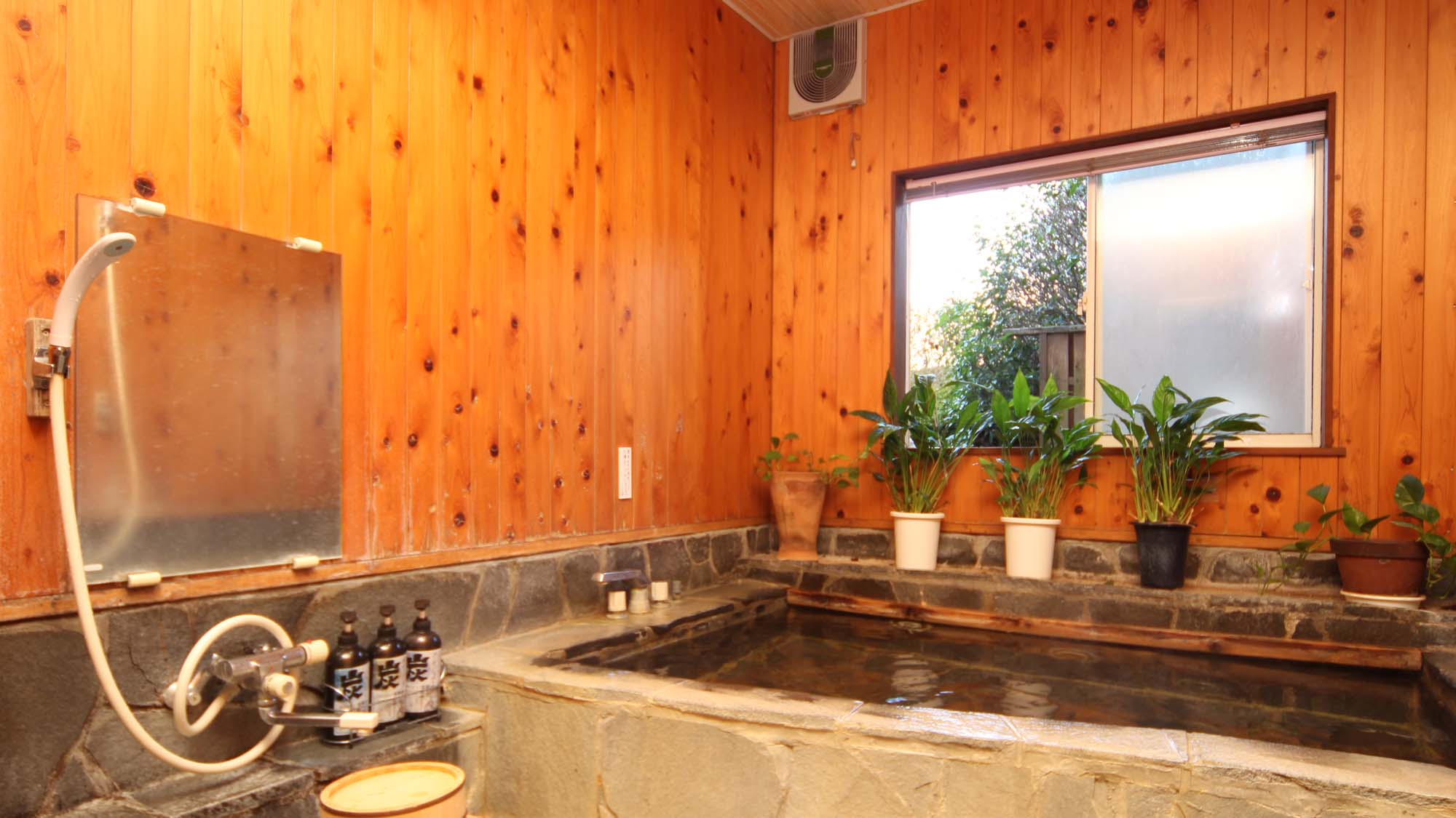 天然温泉の貸切風呂！阿蘇の景色を一望できます。