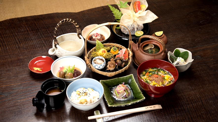 *【料理一例】茶道も盛んであった中津川ならではの、季節に合わせたお料理をご用意致します。