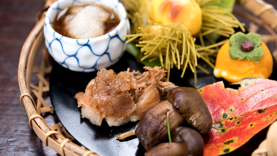 *【料理一例・八寸】茶道も盛んであった中津川ならではの、季節に合わせたお料理をご用意致します。