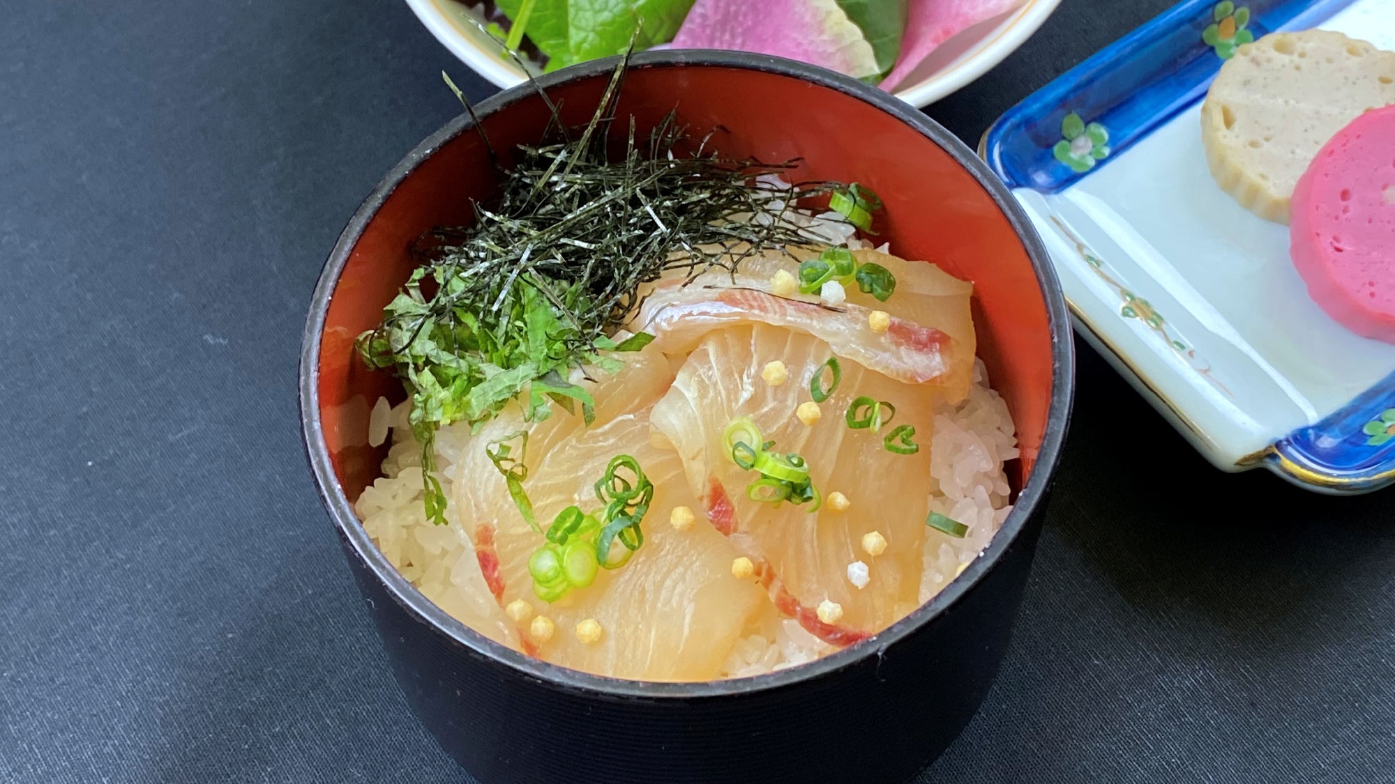 【ご朝食】新鮮なお魚の漬けを、ふっくらご飯に乗せて♪