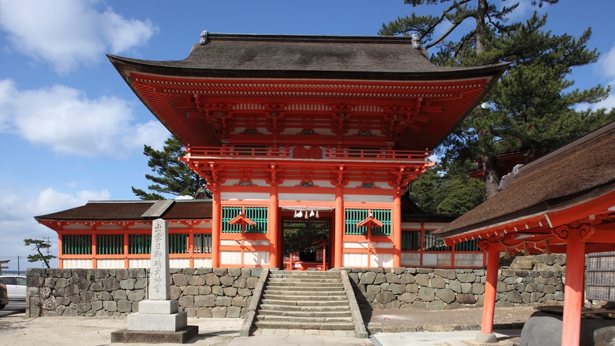 *【日御碕神社】朱に彩られた優美な社殿はまるで竜宮城のような美しさ！