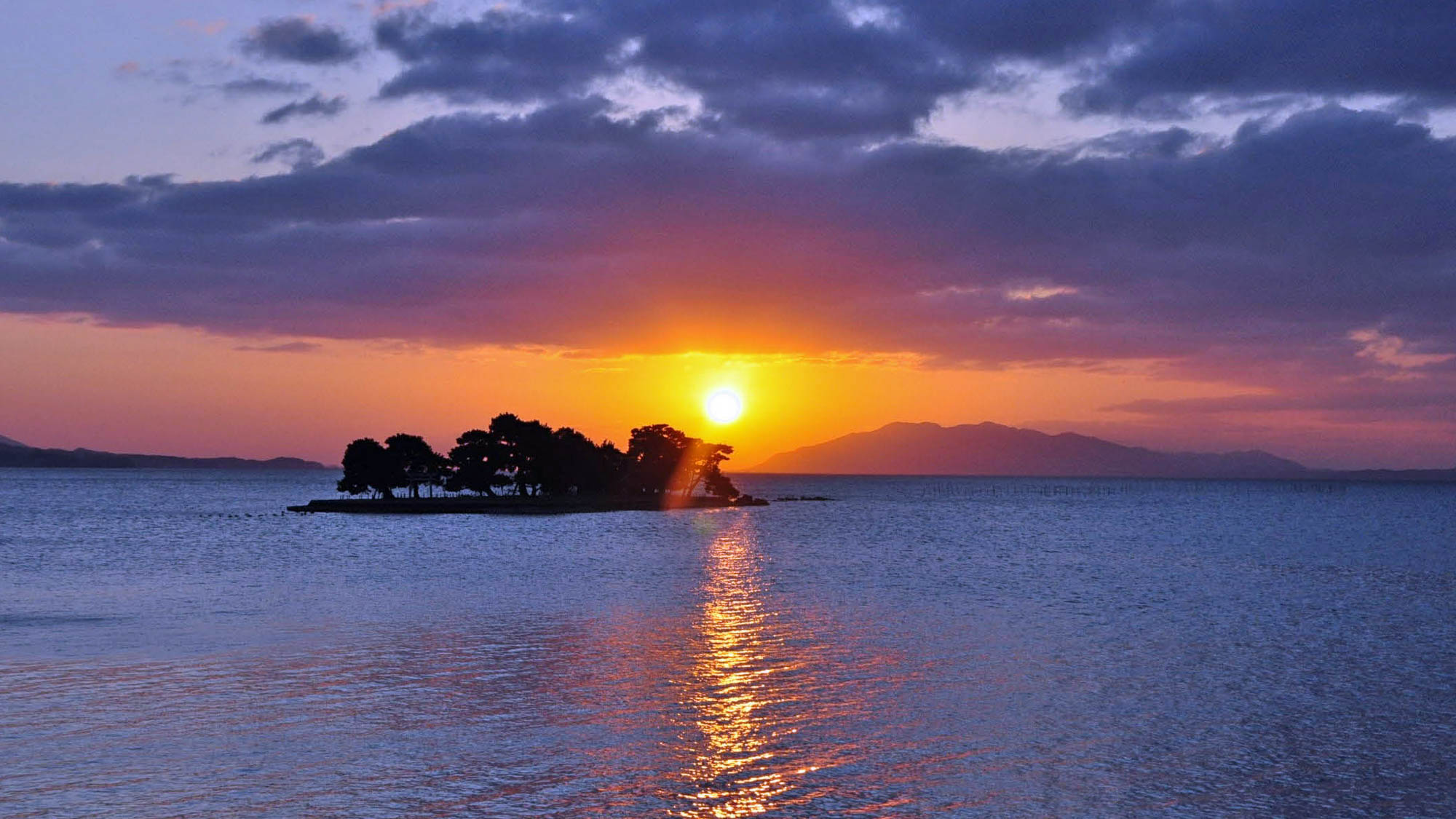 *【宍道瑚】嫁が島が浮かぶ宍道湖の夕景。約1万年前に形成されたといわれた、国内で7番目の面積の湖。