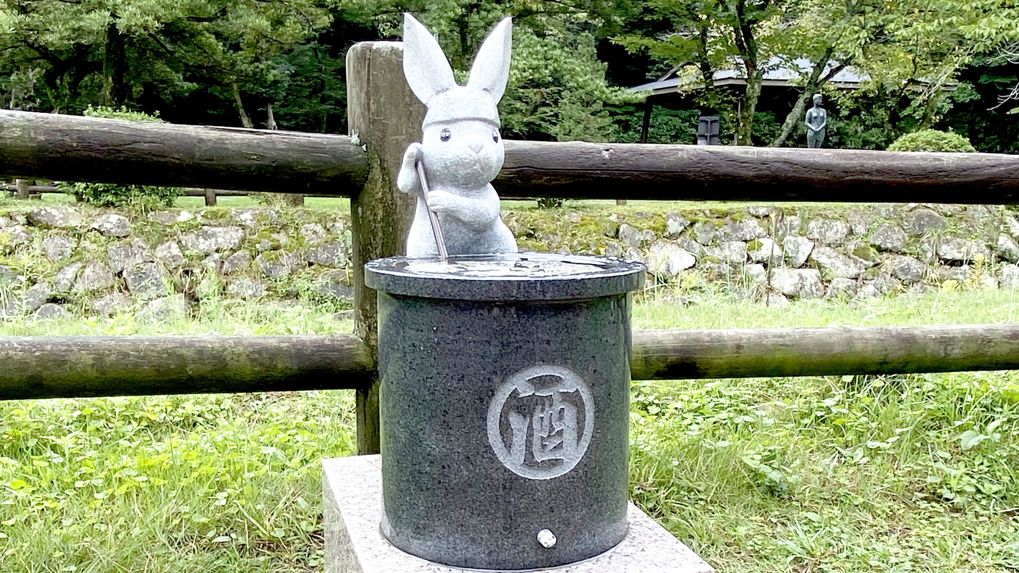 *【出雲大社】境内にはしろうさぎ神話にちなんだかわいいウサギの石像がたくさん。