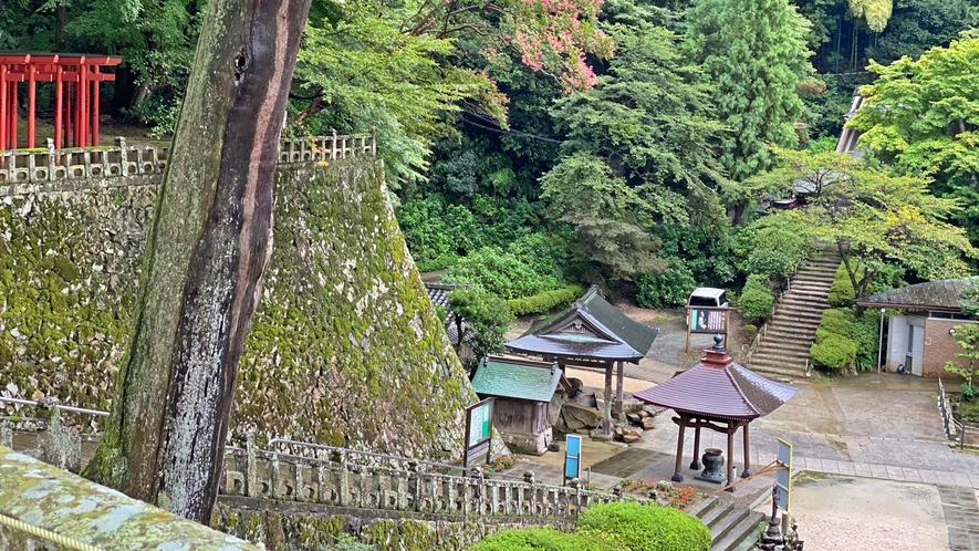 *【清水寺】松や杉の木立ちの中、山門を通って進む石畳の参道も趣があります。