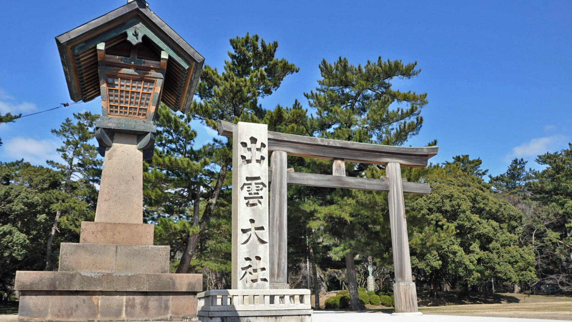 *【出雲大社】八雲山を背にした境内には森厳な空気が漂い、神々が集う、大いなる社　出雲大社。