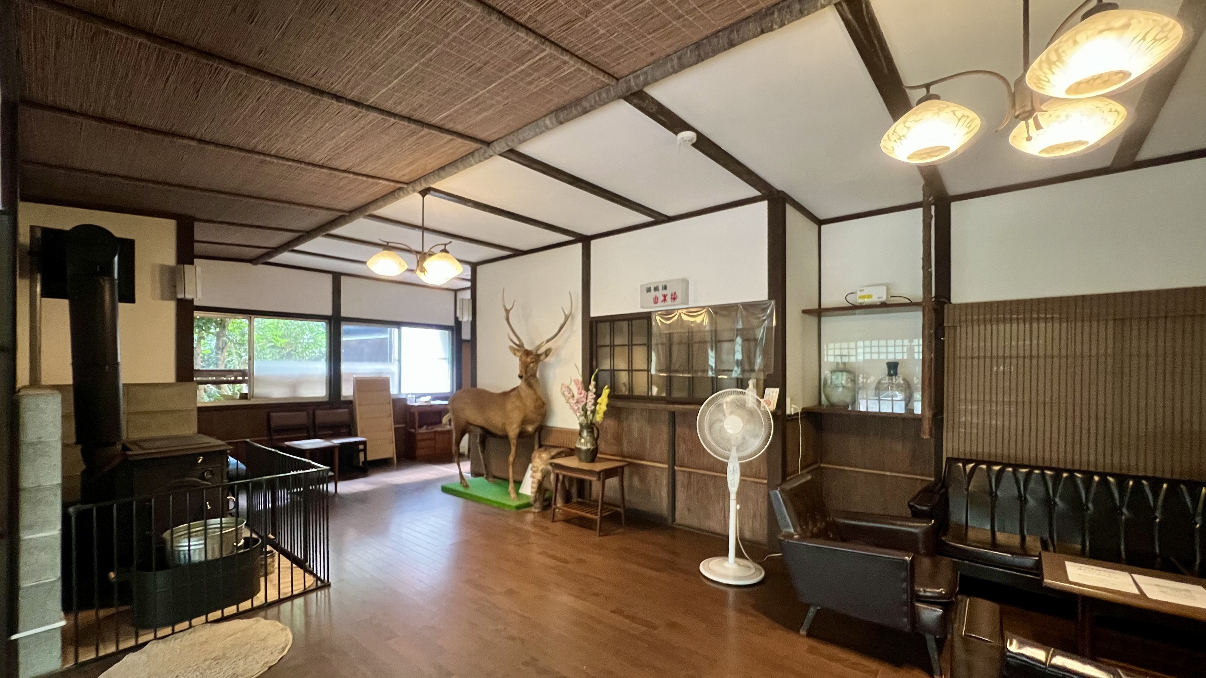 □施設入口　ロビー・フロント