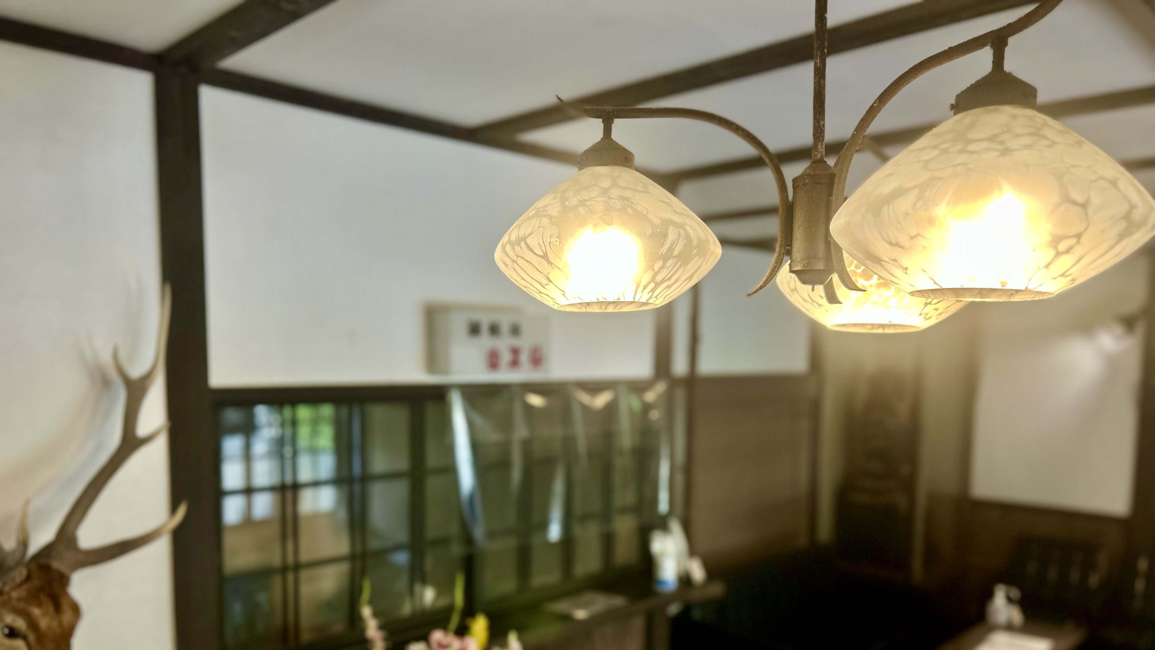□ロビー内　ノスタルジックな照明