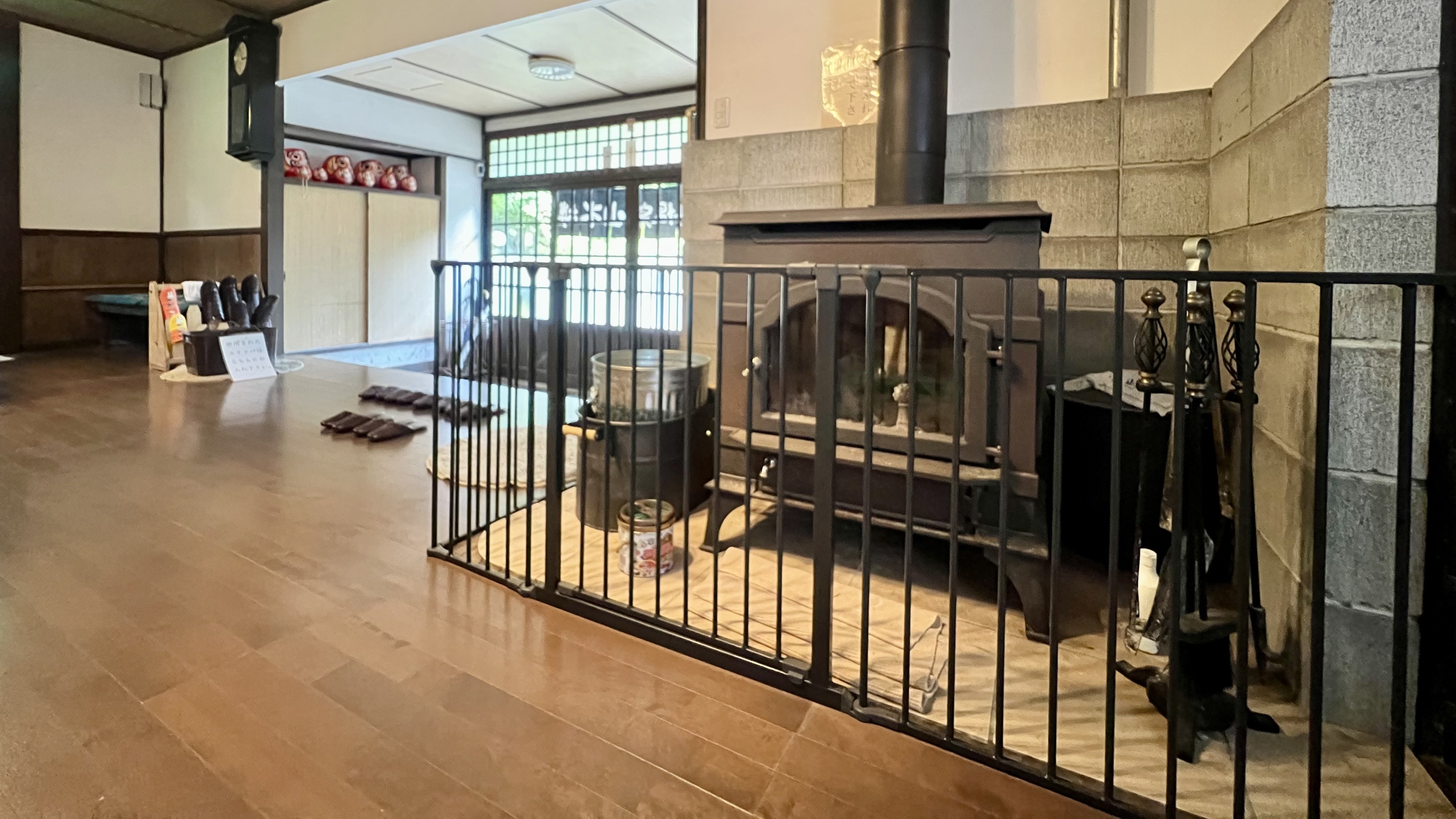 □ロビー内　暖炉（冬は暖かい）