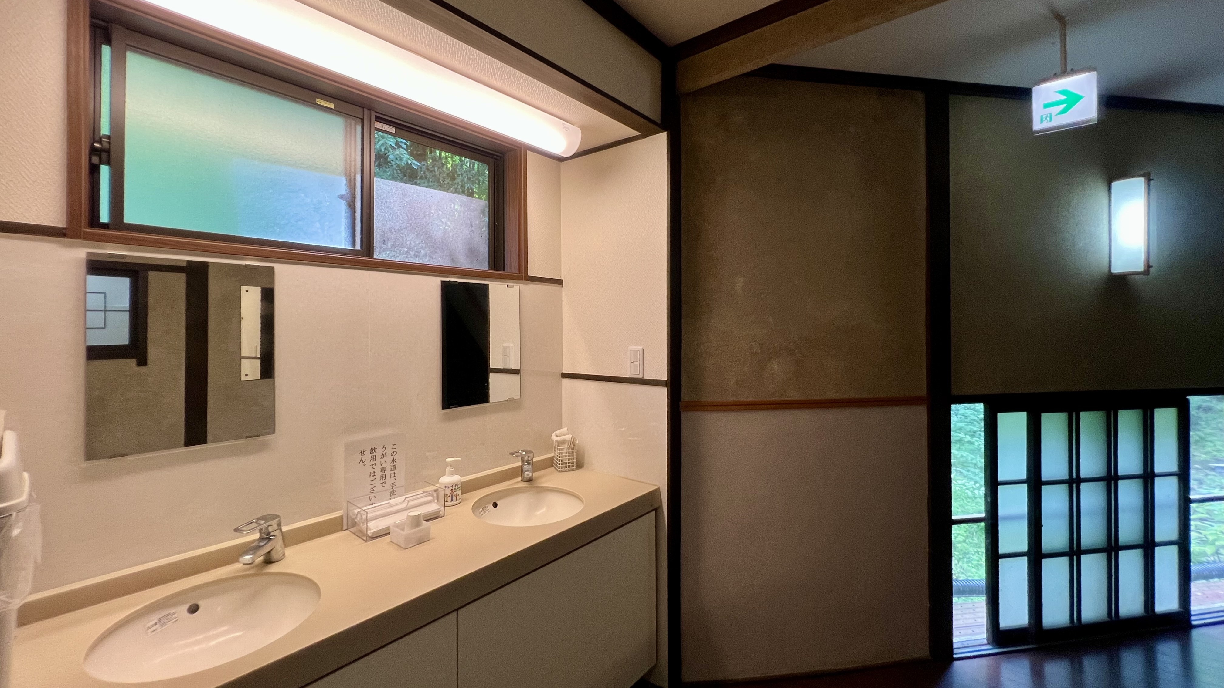 □1階　洗面台（共同）温泉廊下側