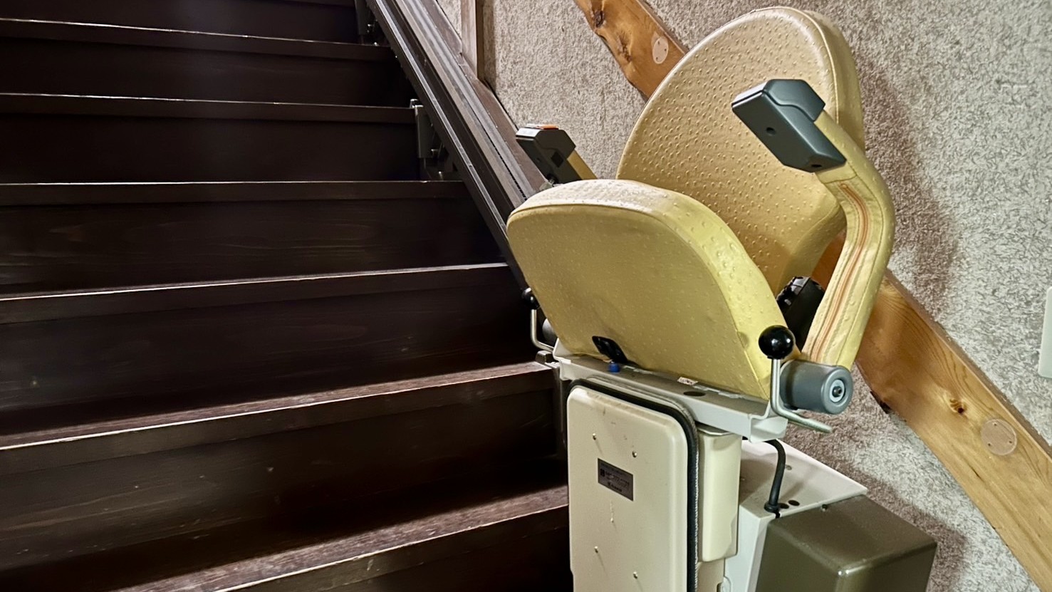 □2階　お食事処まで身体の不自由な方向けの階段昇降機