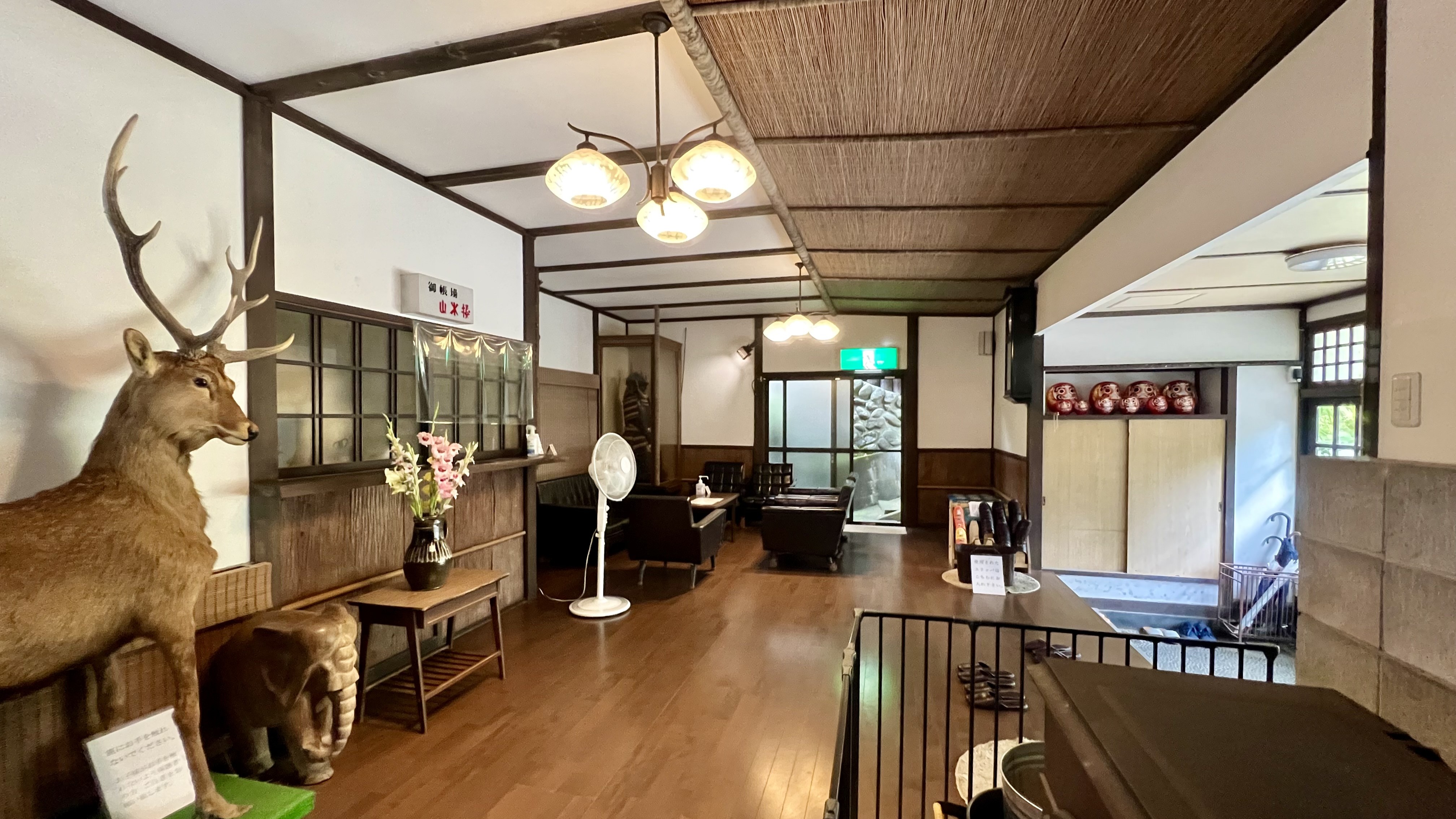 □施設入口　ロビー・フロント