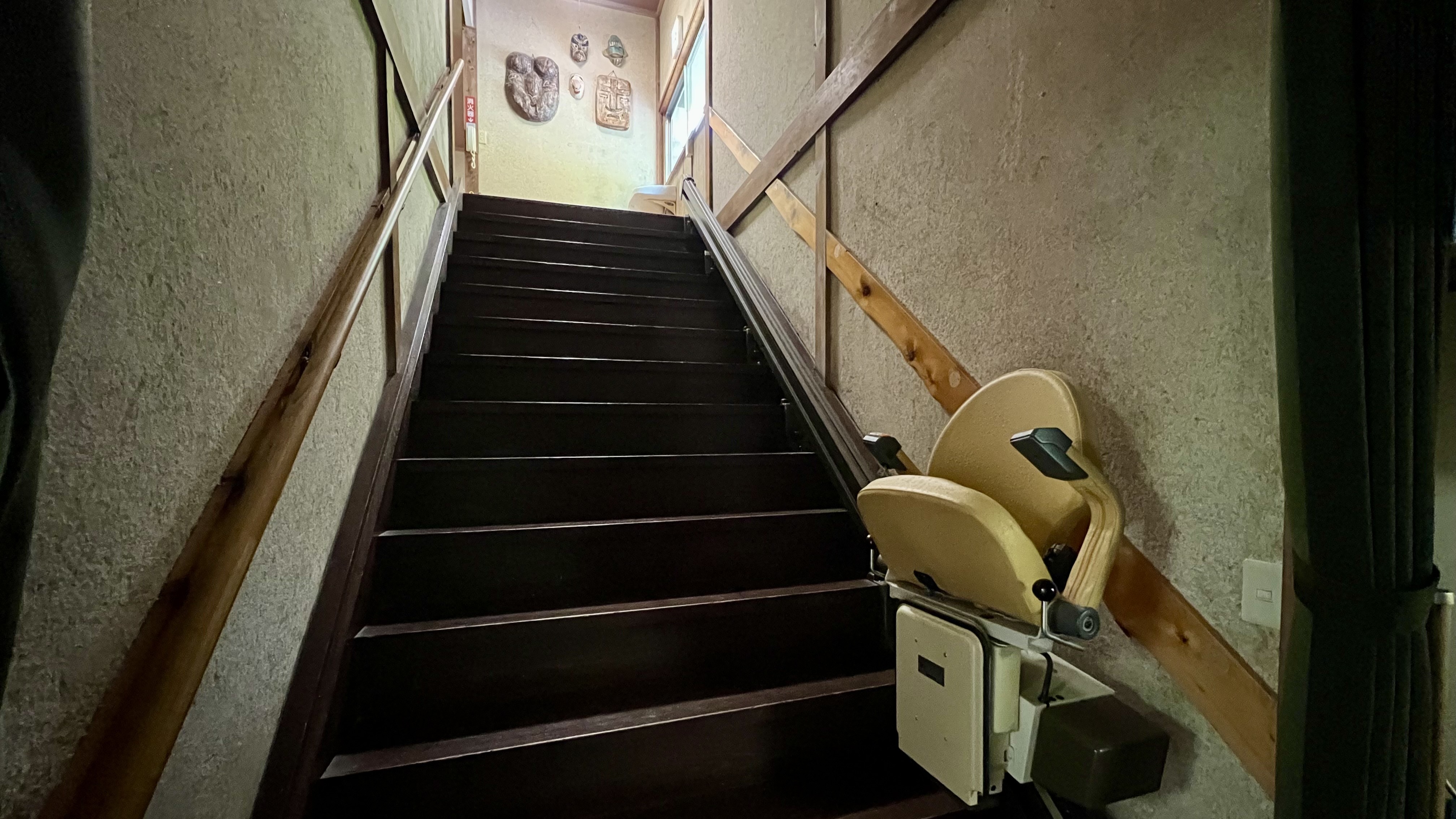 □2階　お食事処まで身体の不自由な方向けの階段昇降機