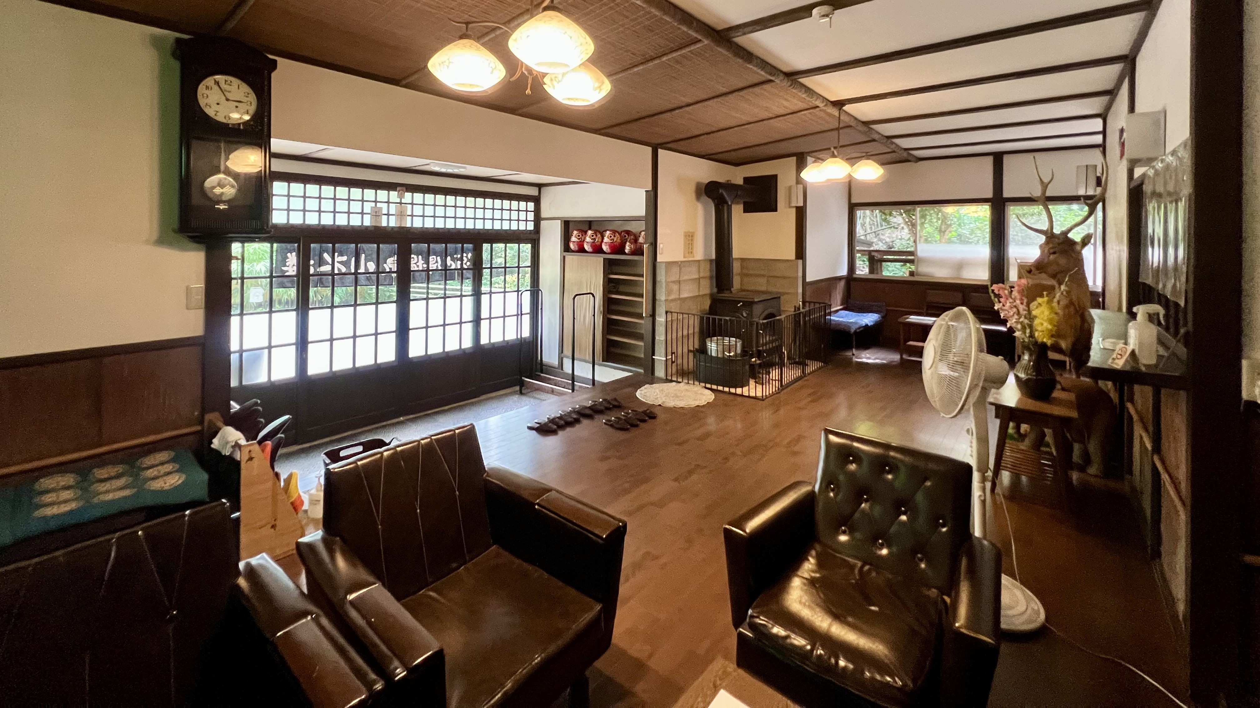 □施設入口　ロビー・フロント