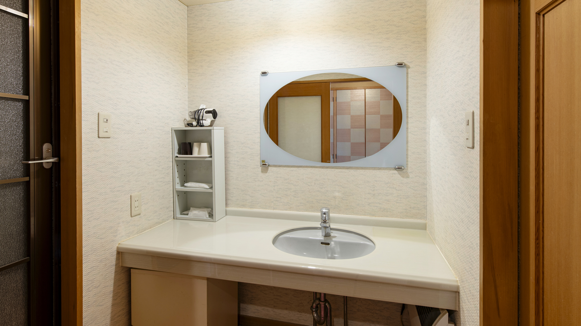 *客室一例（2間バストイレ付）／広々とした洗面所。独立したバストイレがついております。