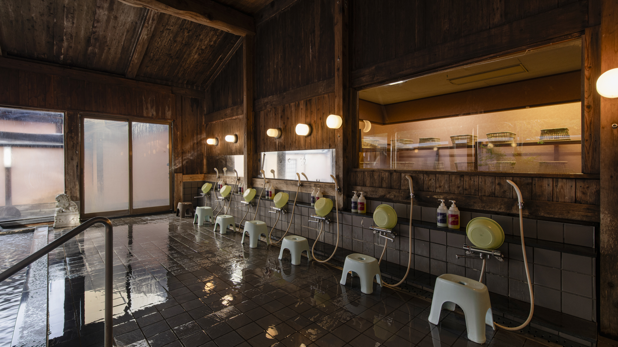 *大浴場（男湯）／洗い場は広く、窓が大きく、開放的な大浴場