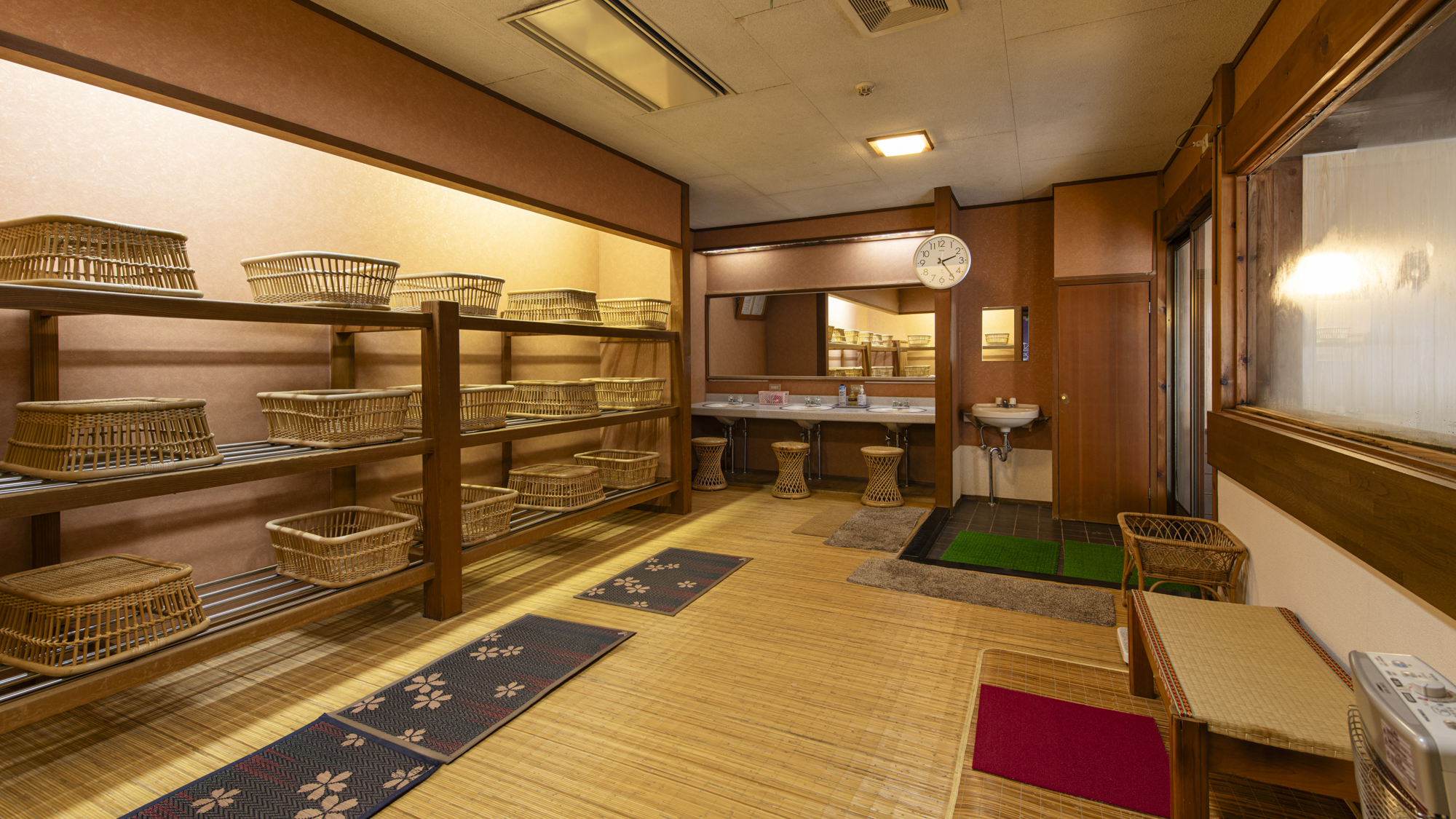 *脱衣所（男湯）／広々とした脱衣所でゆっくり着替えられます。