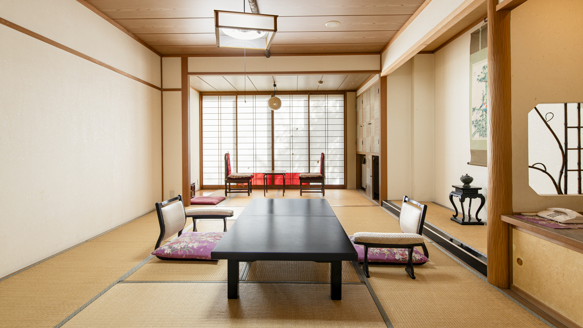 *客室一例（10畳バストイレ付）／風情漂う装飾に、心も身体もゆったりリラックス