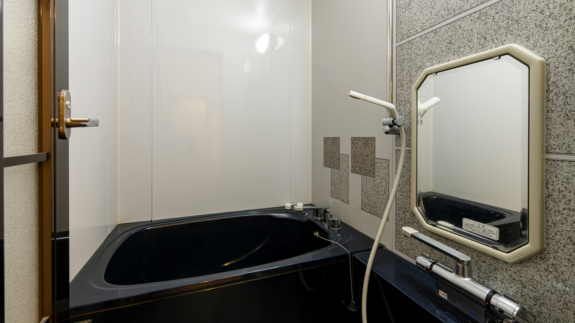 *客室一例（2間バストイレ付）／独立したバストイレがついて快適。