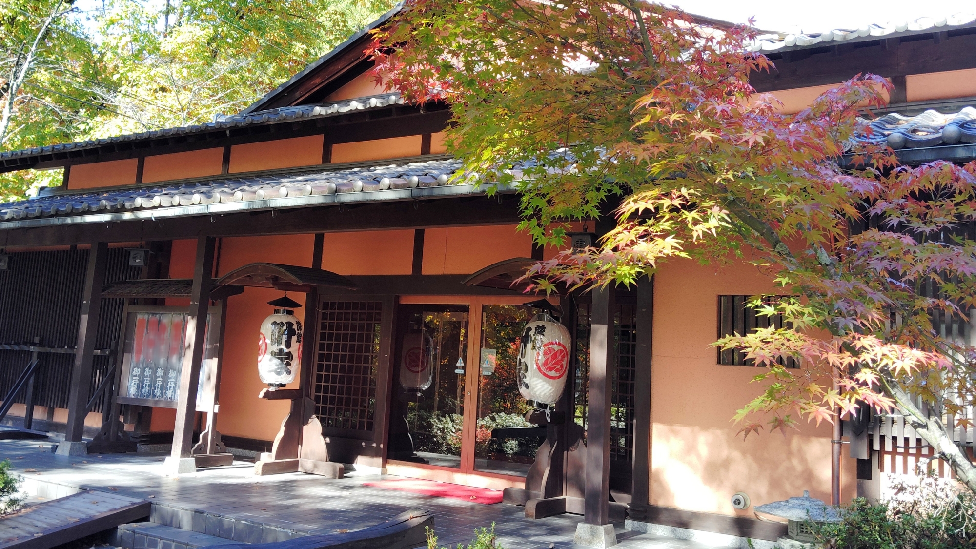 *外観（紅葉）／色づく木々と提灯や瓦葺の屋根が日本らしさを感じさせる純和風旅館
