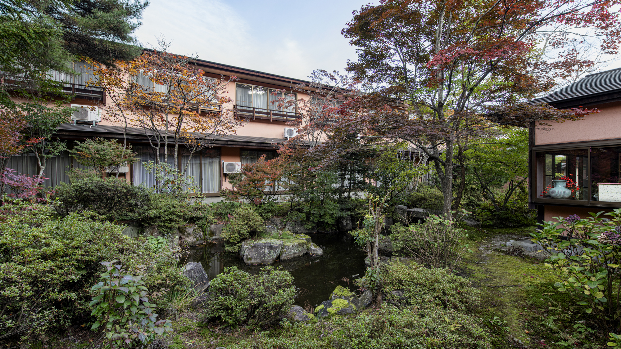 *中庭／お庭を囲むように建つ当館では四季の景色を感じられます。