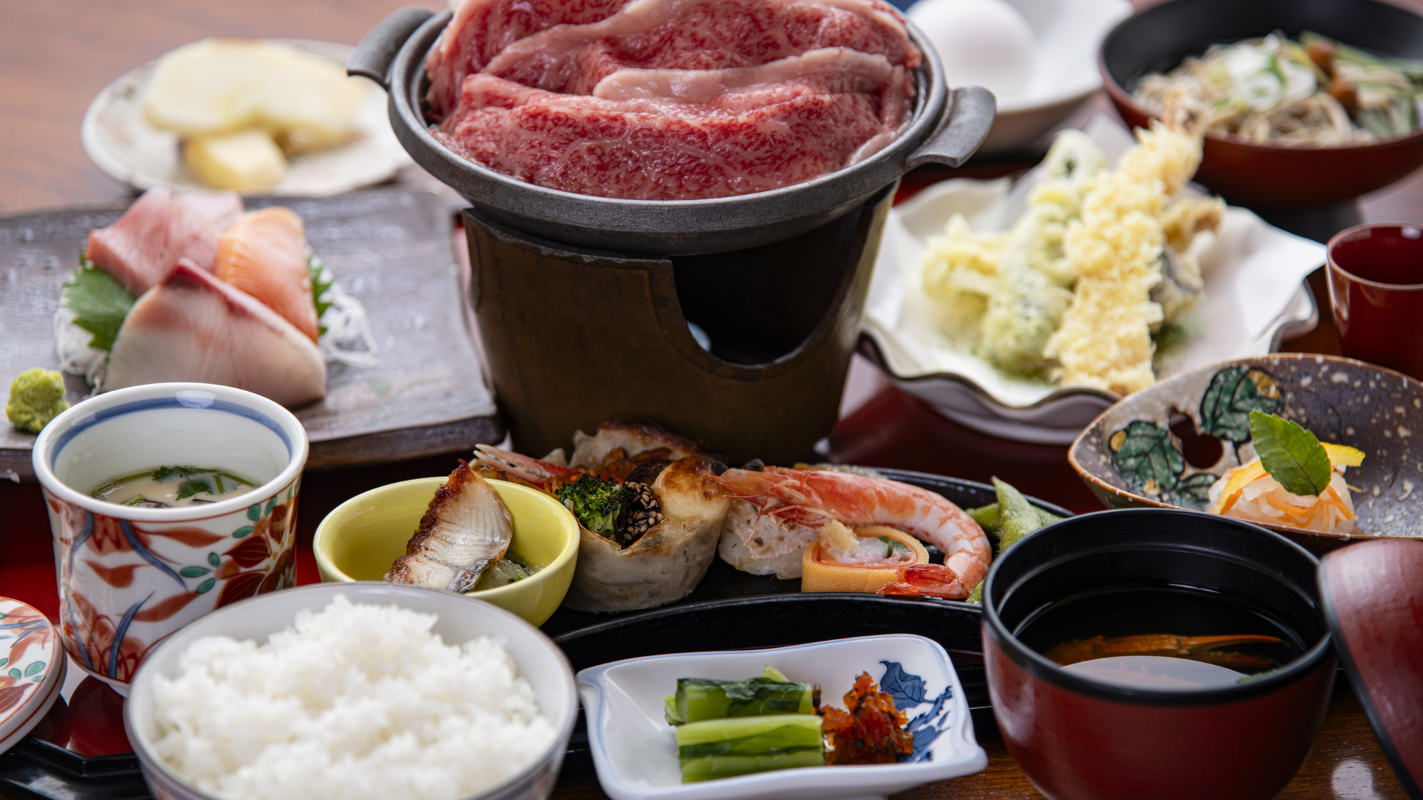 *夕食一例／和食のおもてなし。旬の味覚や地元産の食材を使ったお料理が並びます