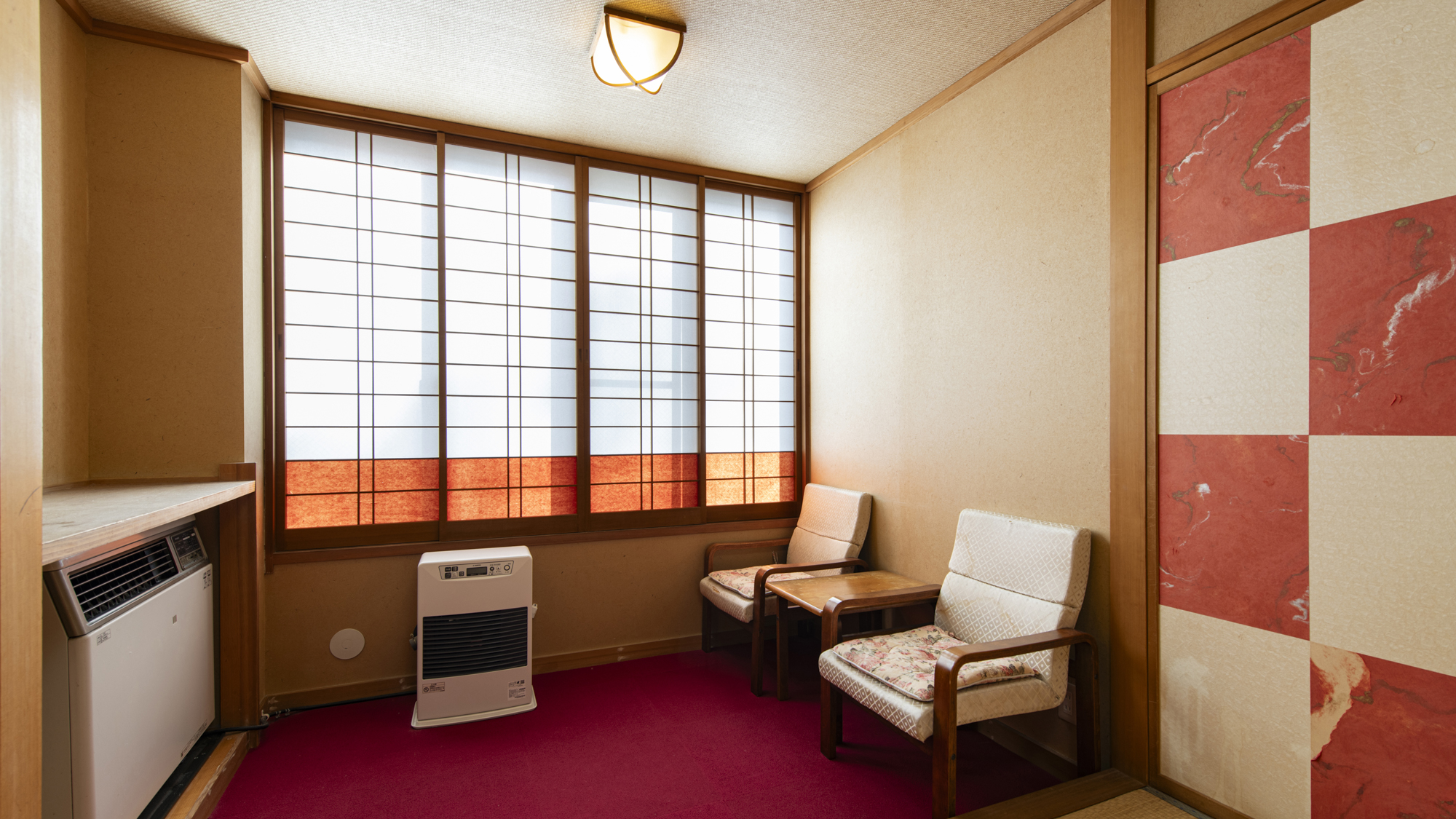 *客室一例（2間バストイレ付）／二間のゆったりした和室で、のんびりとお寛ぎ下さい。