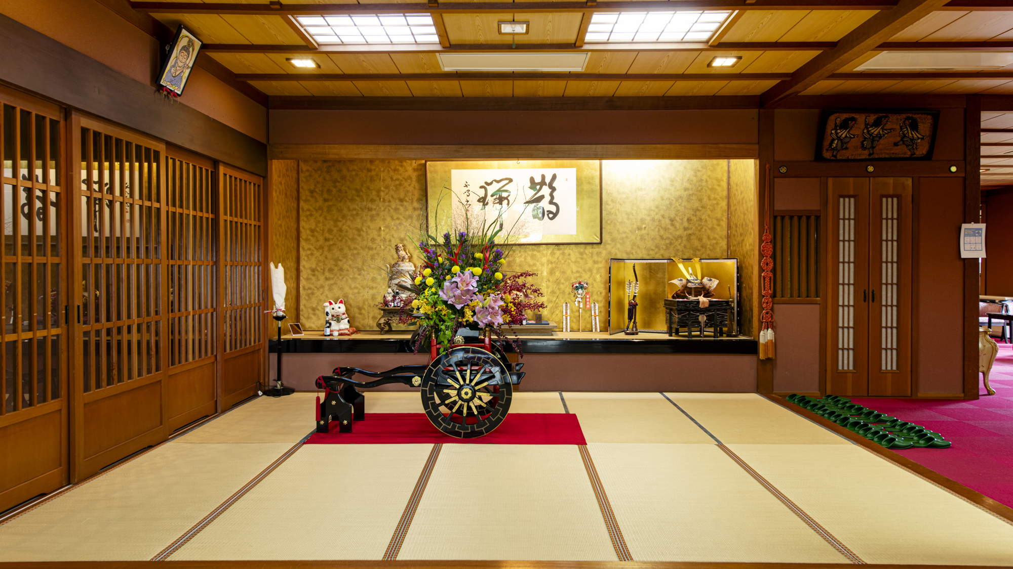 *玄関／目を引く花車がお出迎え致します。