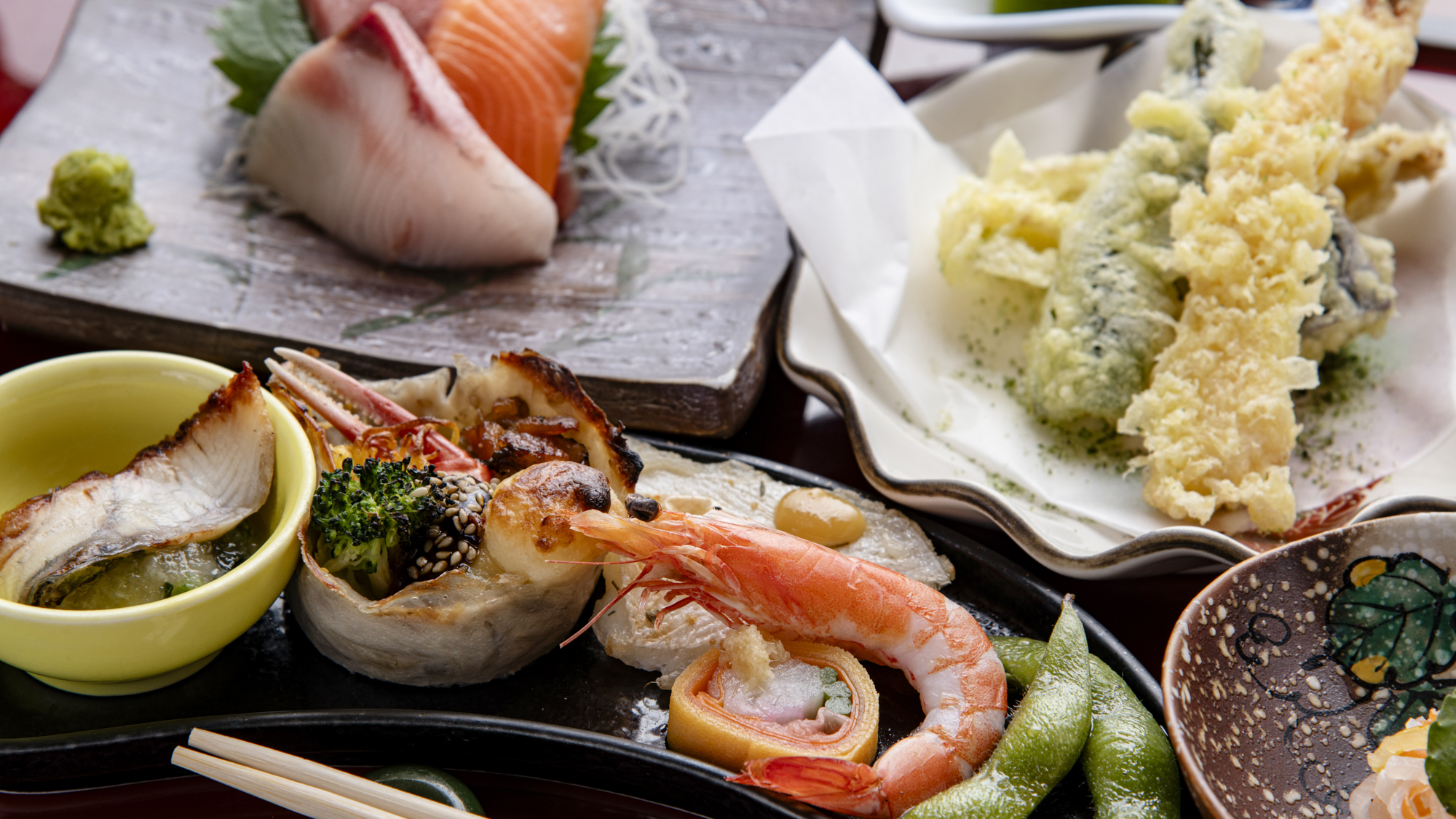 *夕食一例／和食のおもてなし。旬の味覚や地元産の食材を使ったお料理が並びます