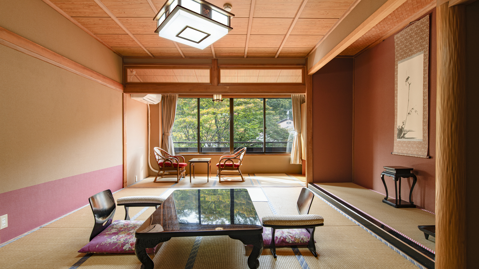 *客室一例（10畳トイレ付）／風情漂う装飾に、心も身体もゆったりリラックス