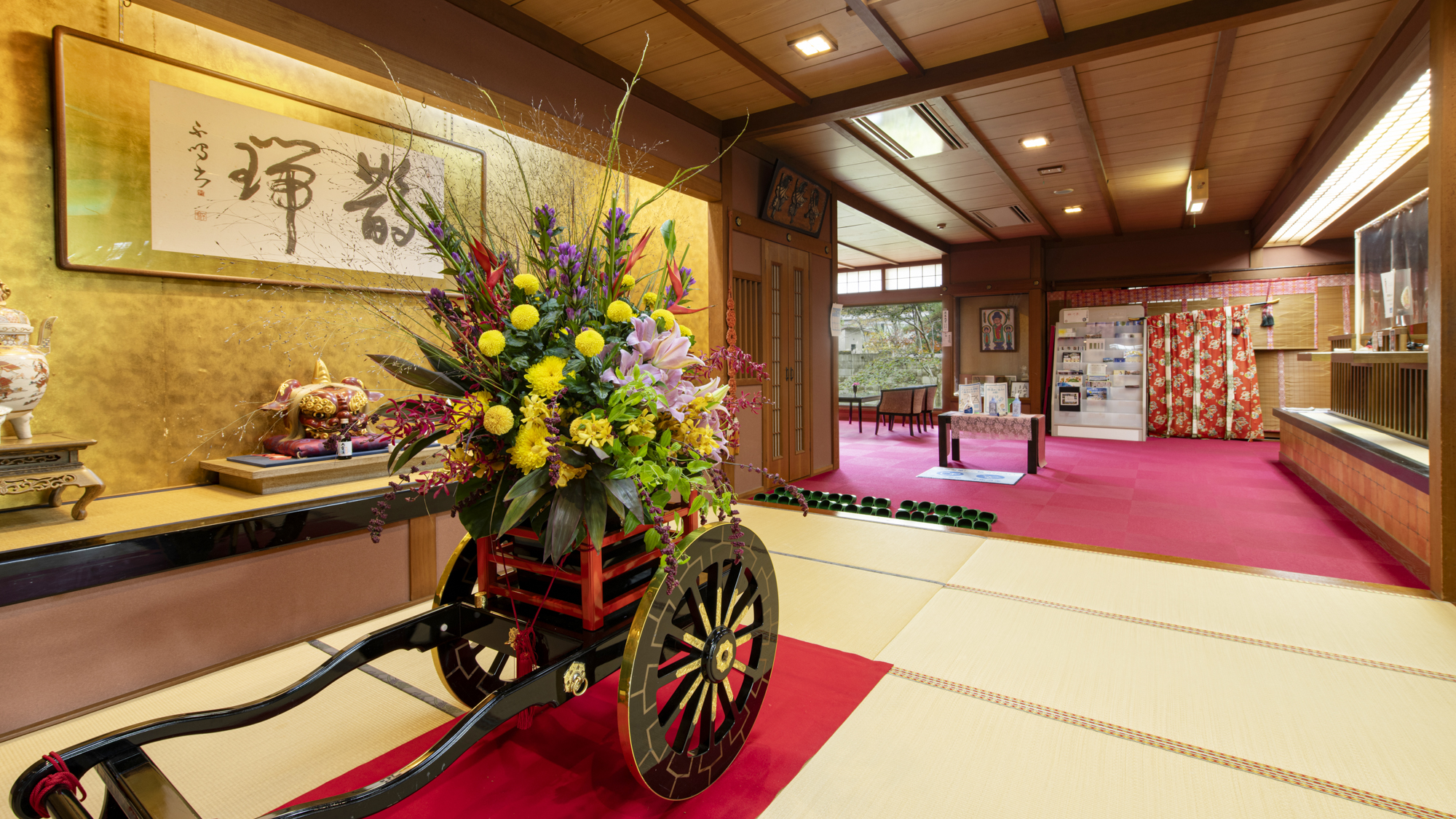 *玄関／目を引く花車がお出迎え致します。