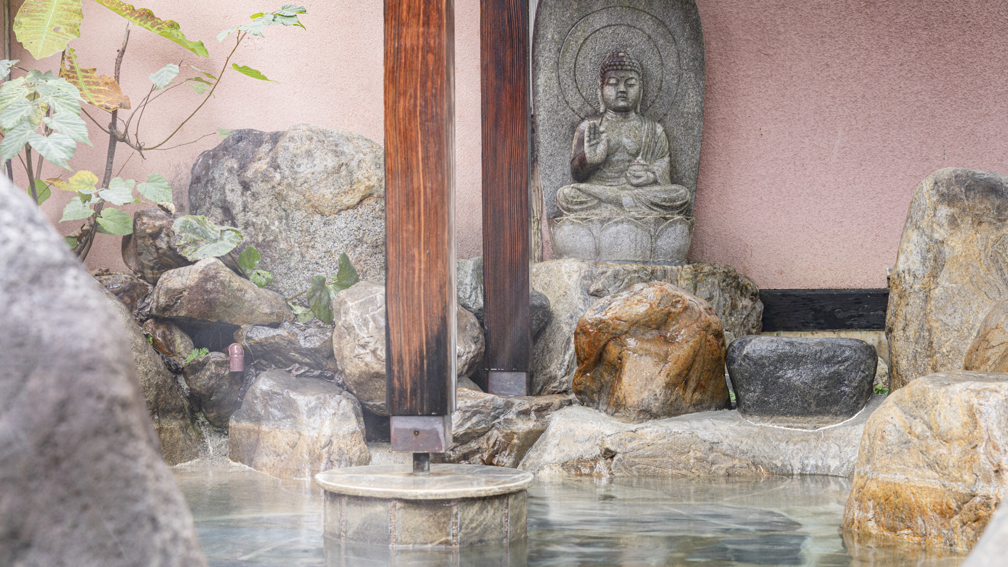 *露天風呂（女湯・午後のみ営業）／病気平癒など健康にゆかりのある薬師如来の仏像が見守ります。