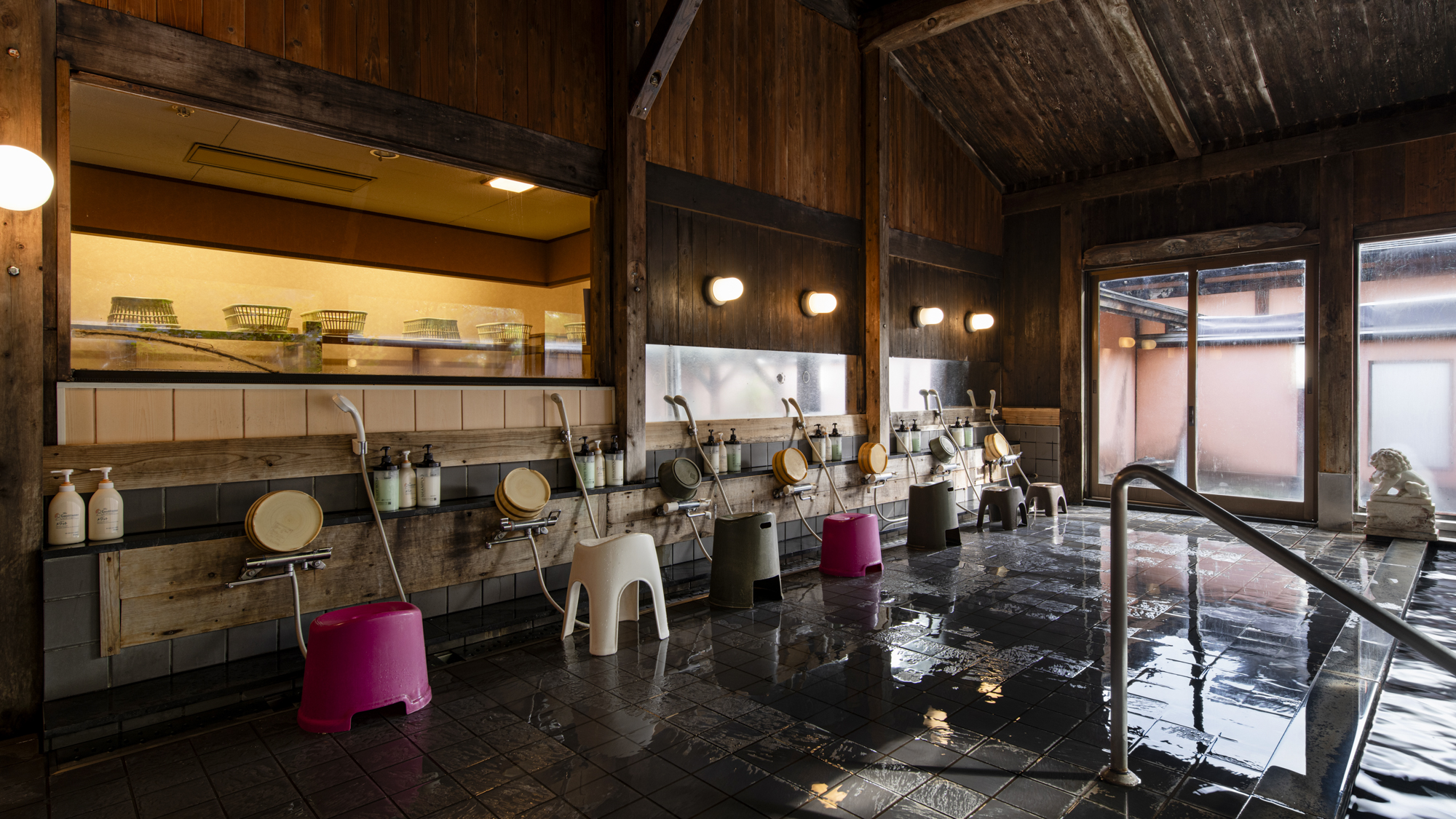 *大浴場（女湯）／洗い場は広く、窓が大きく、開放的な大浴場