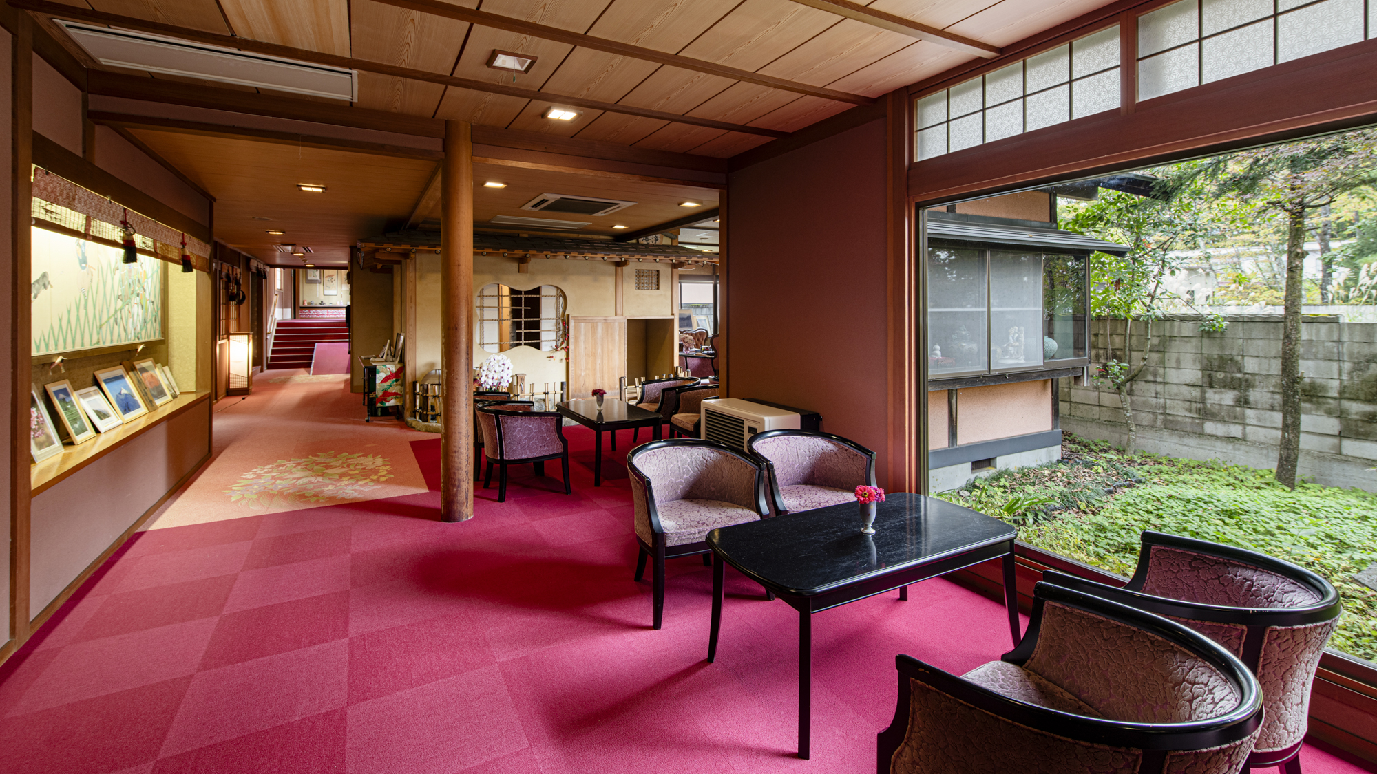 *ロビー／風情漂う数々の装飾品が飾られ、さながら美術館のようです。