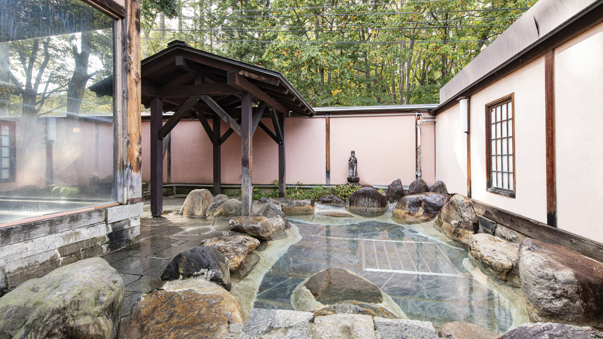 *露天風呂（男湯・午後のみ営業）／湯量豊富な温泉を露天風呂でお愉しみください