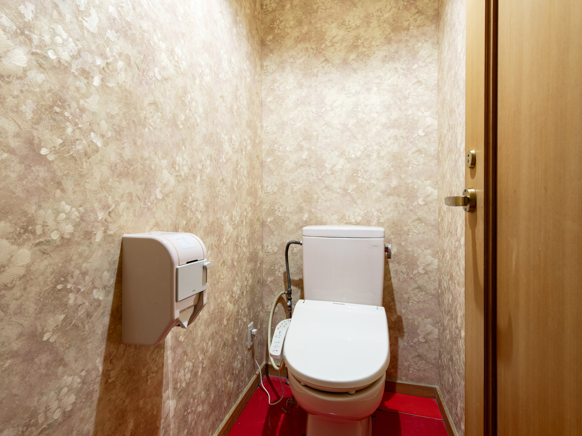 *客室一例（10畳バストイレ付）／独立したバストイレがついて快適。