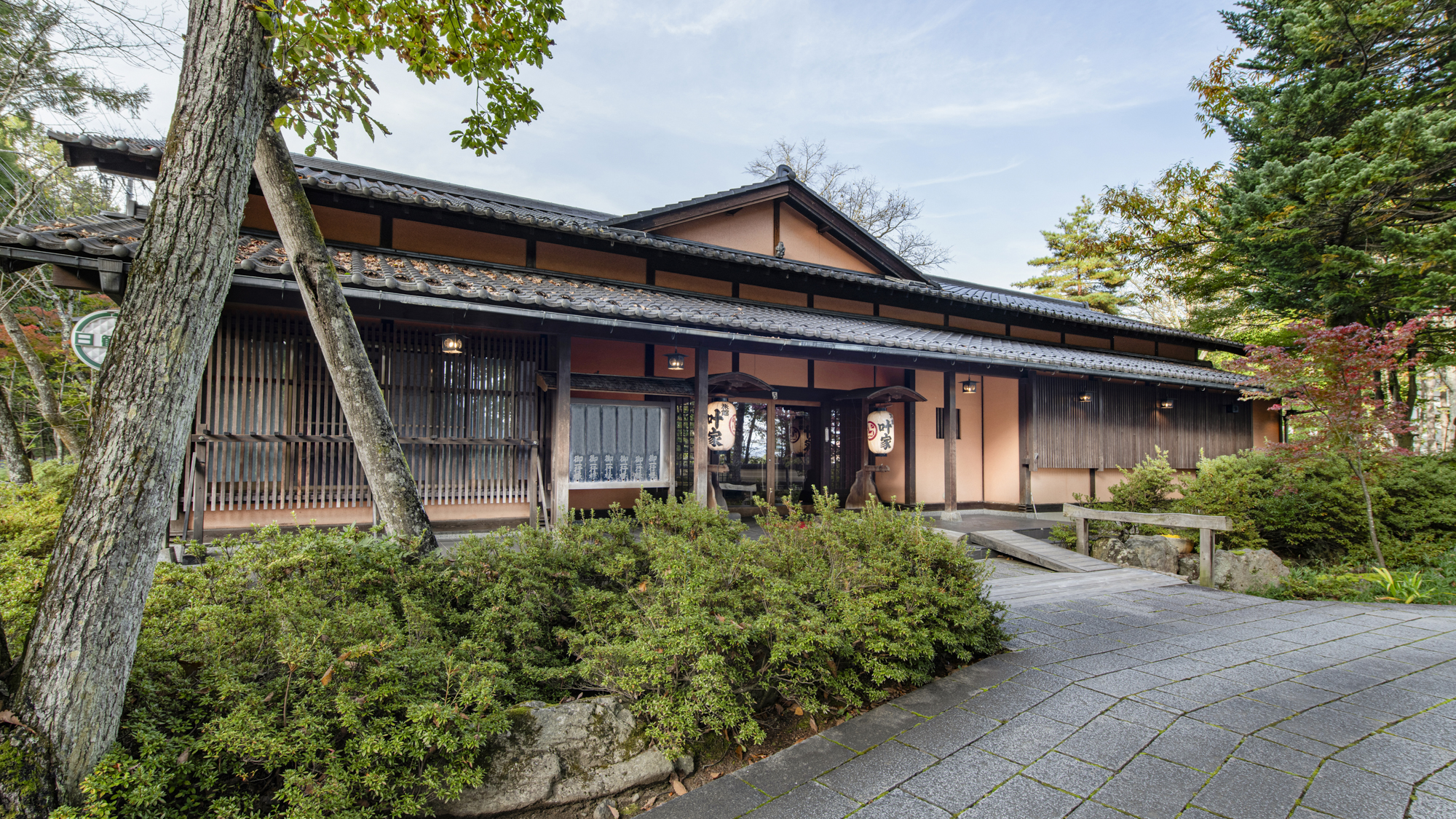 *外観／提灯や瓦葺の屋根が日本らしさを感じさせる純和風旅館