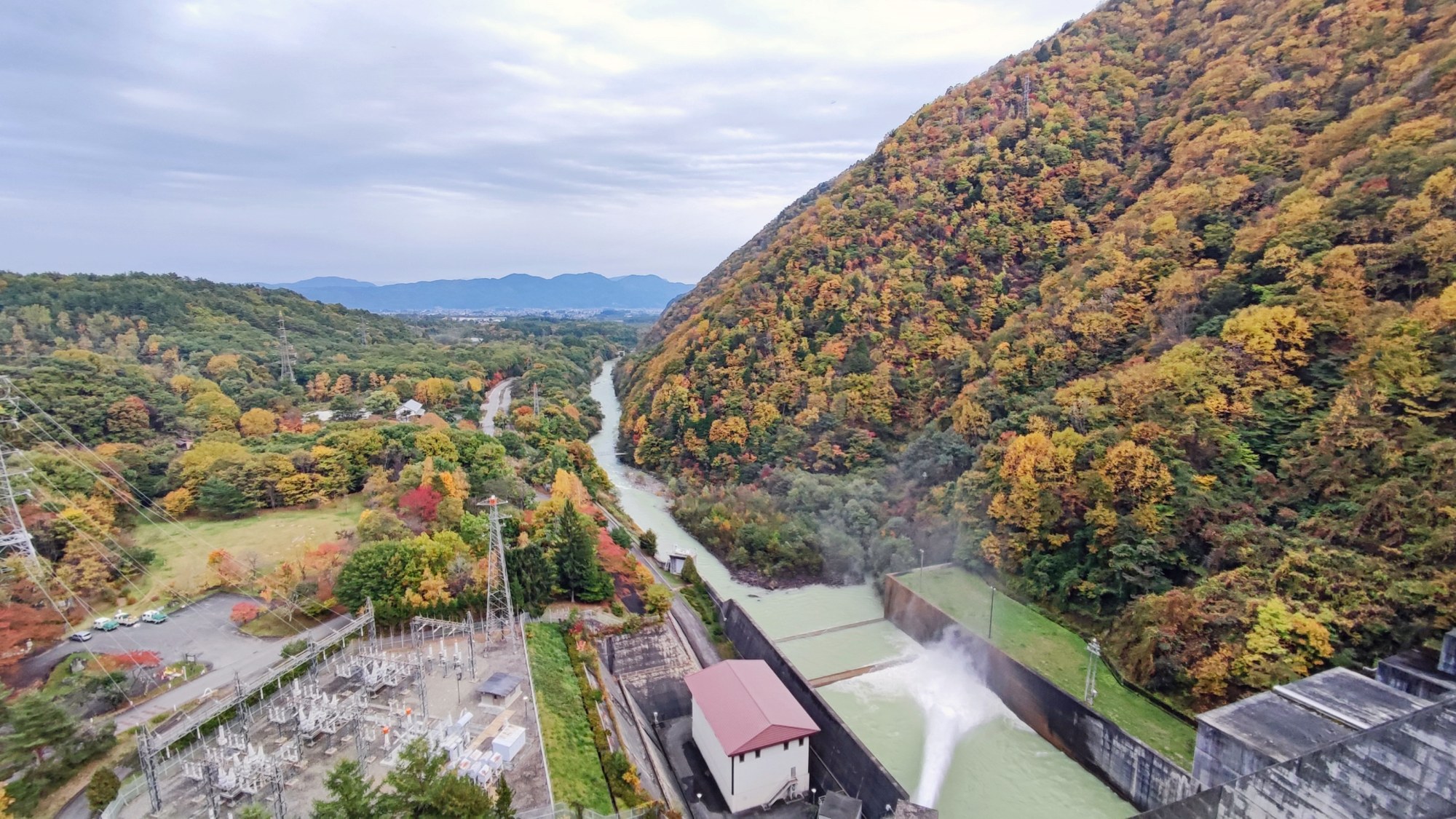 ＊周辺観光／紅葉の龍神胡。