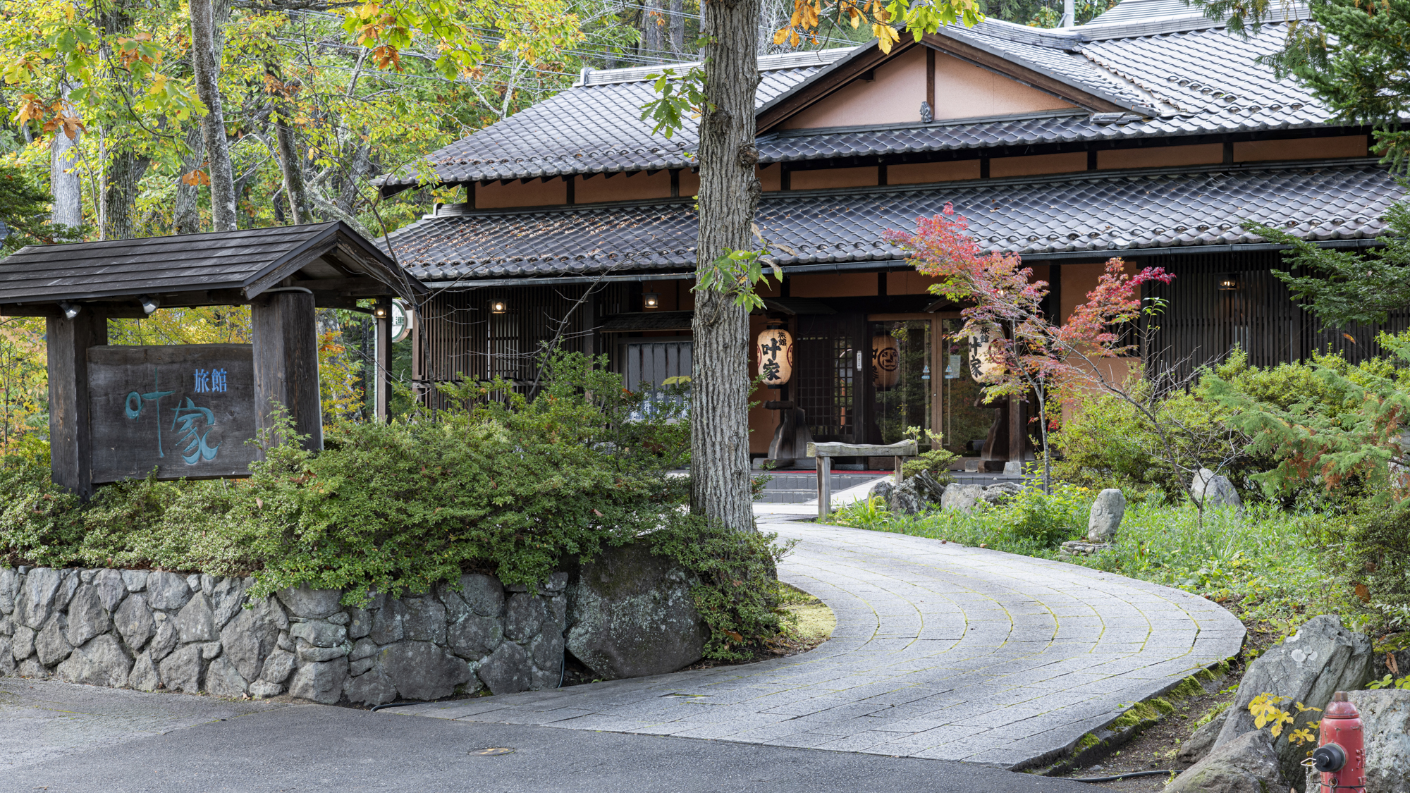 *外観／提灯や瓦葺の屋根が日本らしさを感じさせる純和風旅館