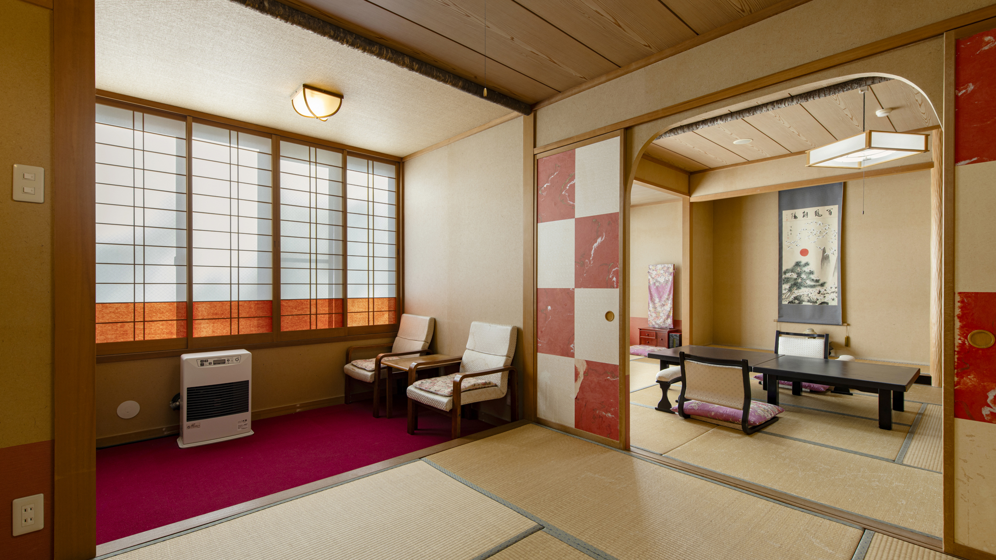 *客室一例（2間バストイレ付）／二間のゆったりした和室で、のんびりとお寛ぎ下さい。