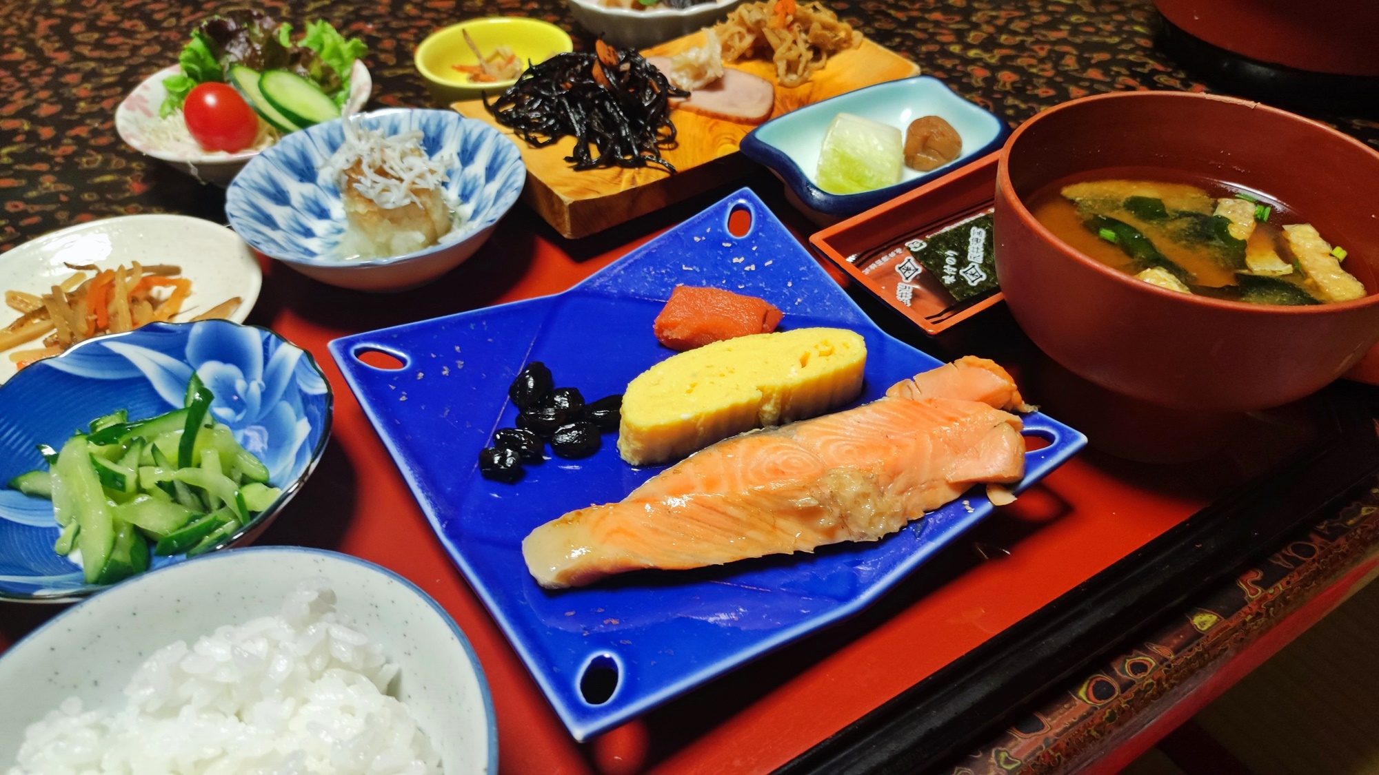 *健康的な和朝食の朝ごはん 一日を元気にスタート！（お食事一例）