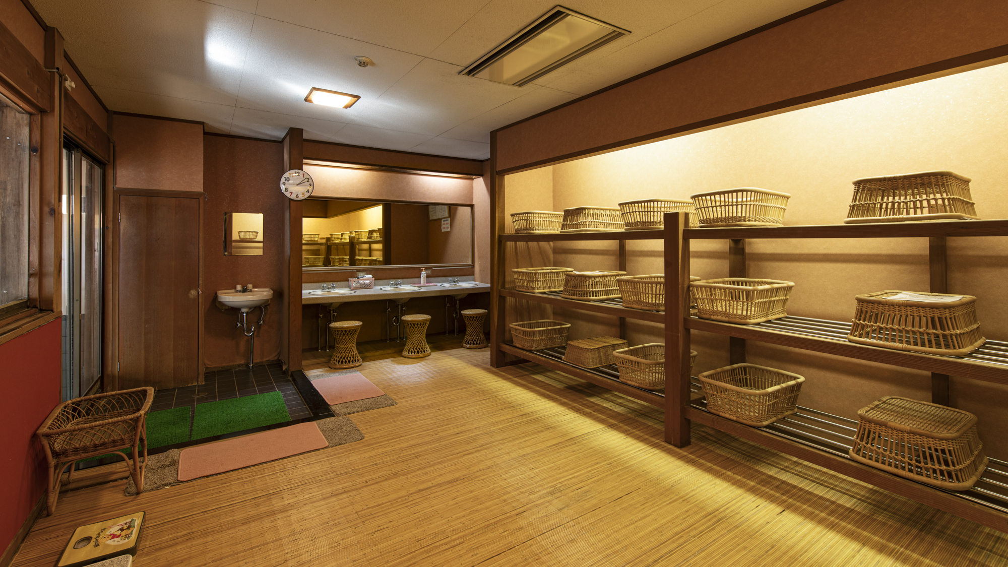 *脱衣所（女湯）／広々とした脱衣所でゆっくり着替えられます。