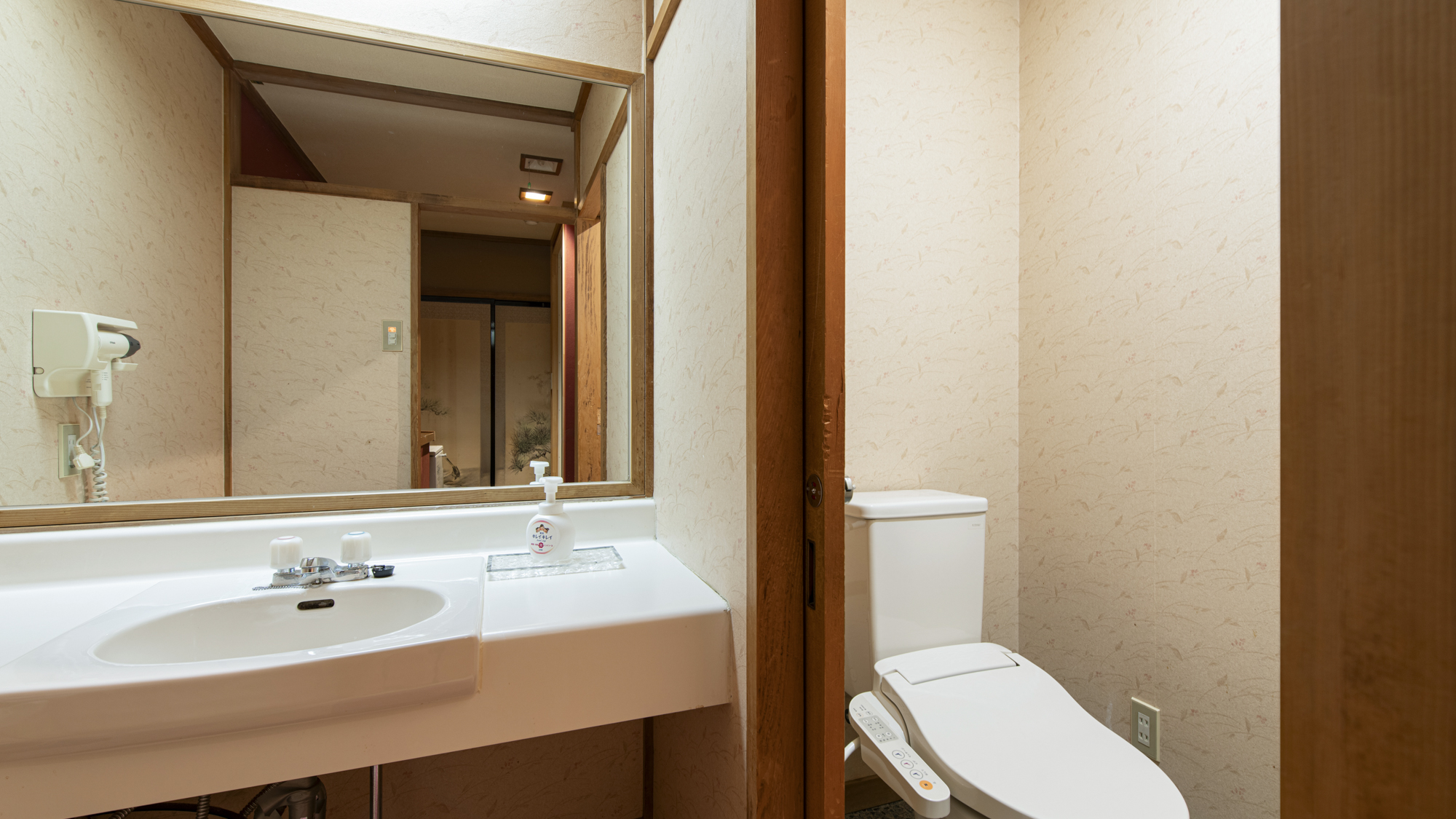 *客室一例（10畳トイレ付）／洗面台が広いので、使いやすい！