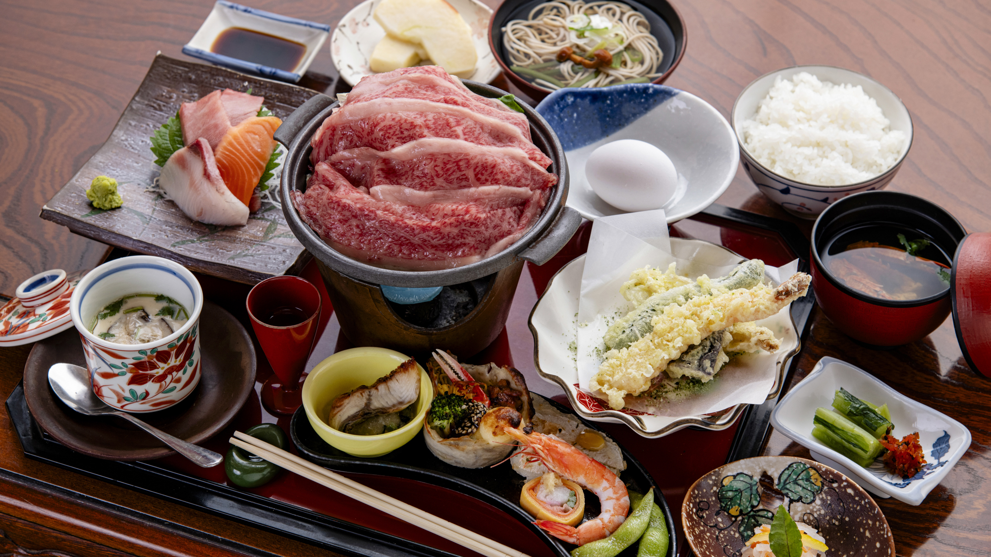 *夕食一例／和食のおもてなし。旬の味覚や地元産の食材を使ったお料理が並びます